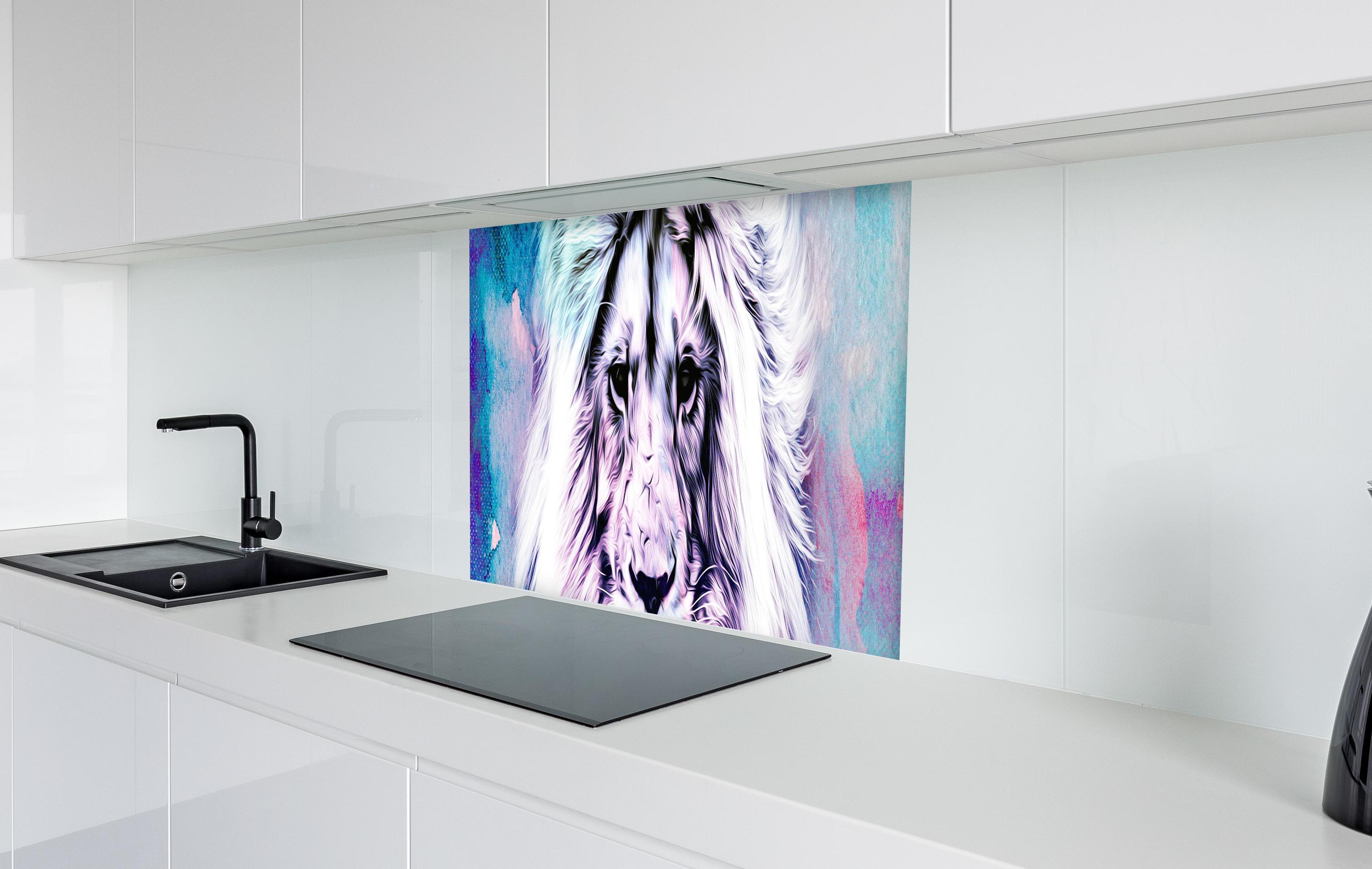 Spritzschutz - Bunter abstrakter Löwenkopf in weißer Hochglanz-Küche hinter einem Cerankochfeld