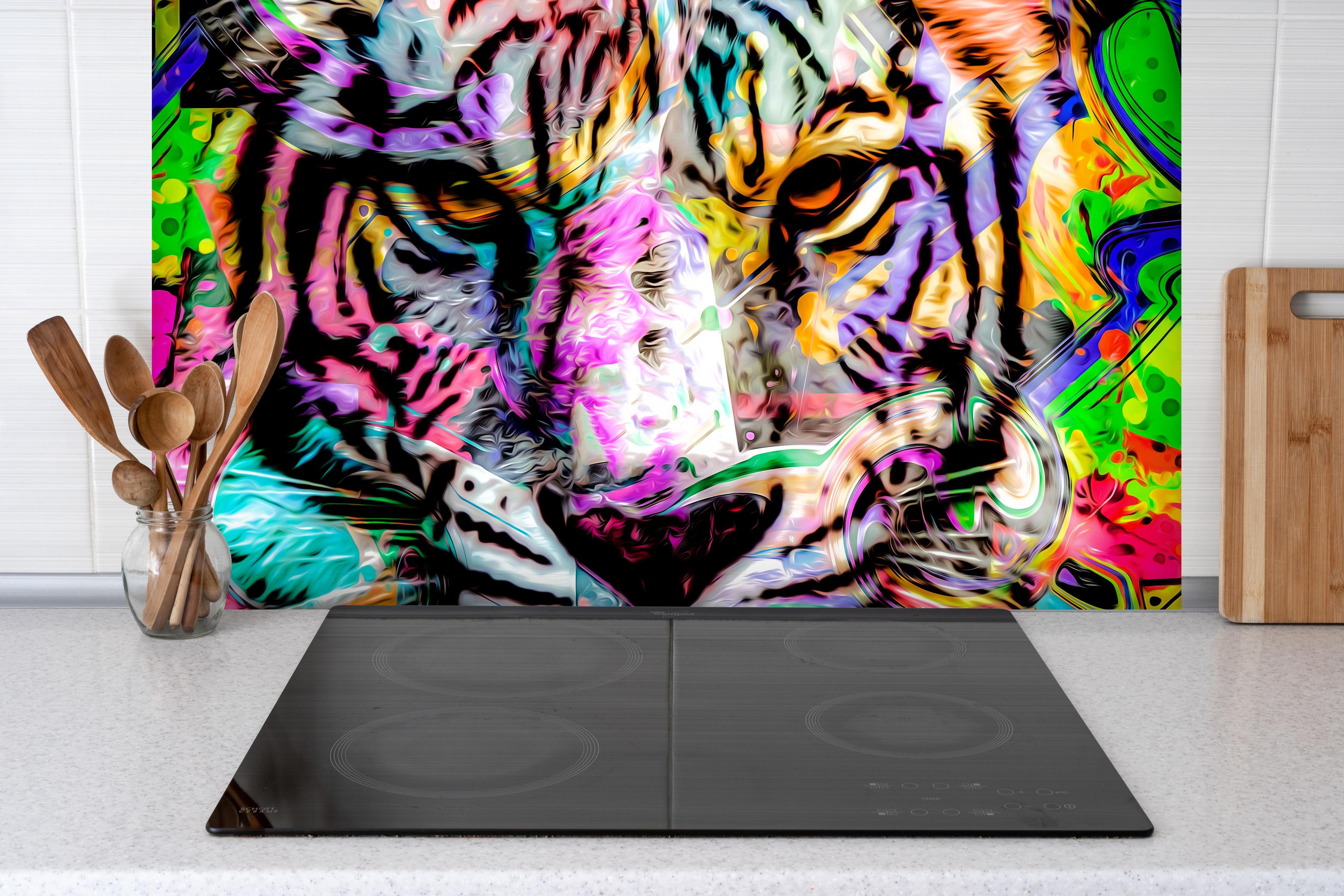 Spritzschutz - Bunter abstrakter Tigerkopf hinter einem Cerankochfeld zwischen Holz-Kochutensilien