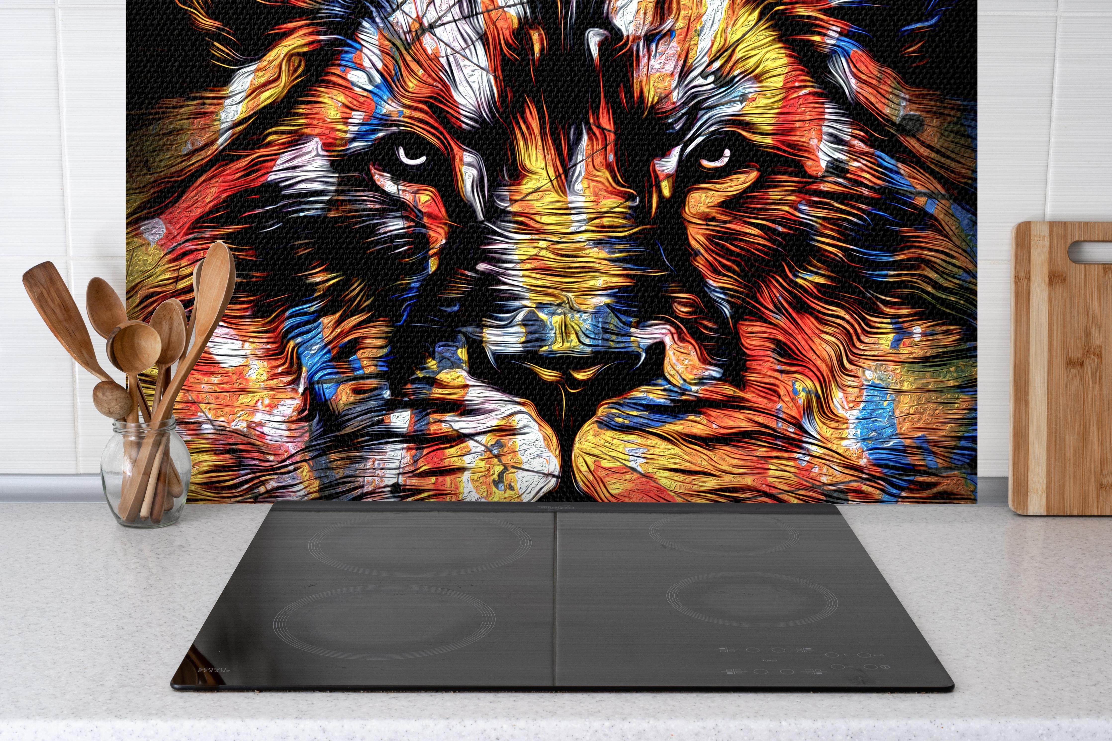 Spritzschutz - Bunter mächtiger Löwenkopf hinter einem Cerankochfeld zwischen Holz-Kochutensilien