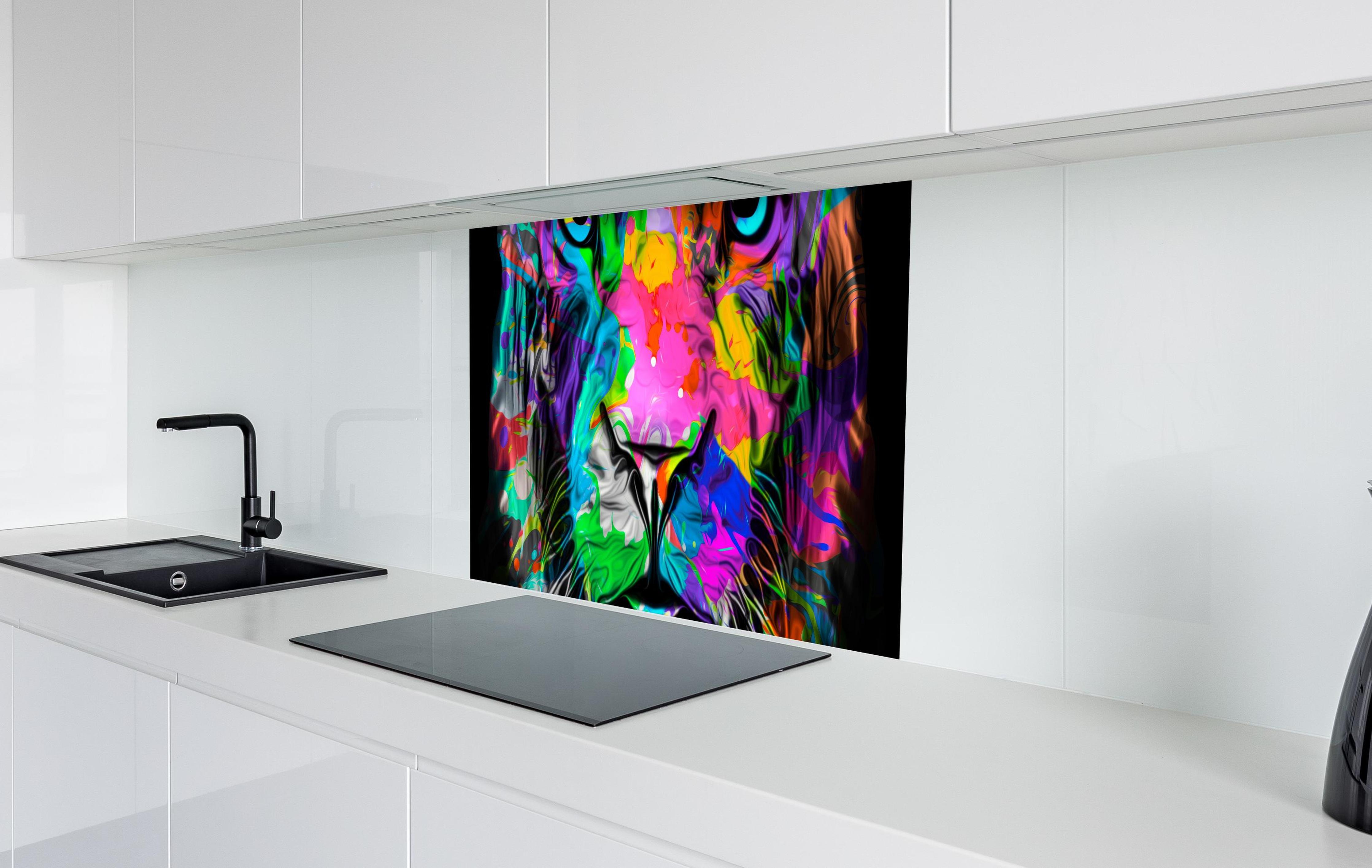 Spritzschutz - Buntes Tigerkopfdesign in weißer Hochglanz-Küche hinter einem Cerankochfeld