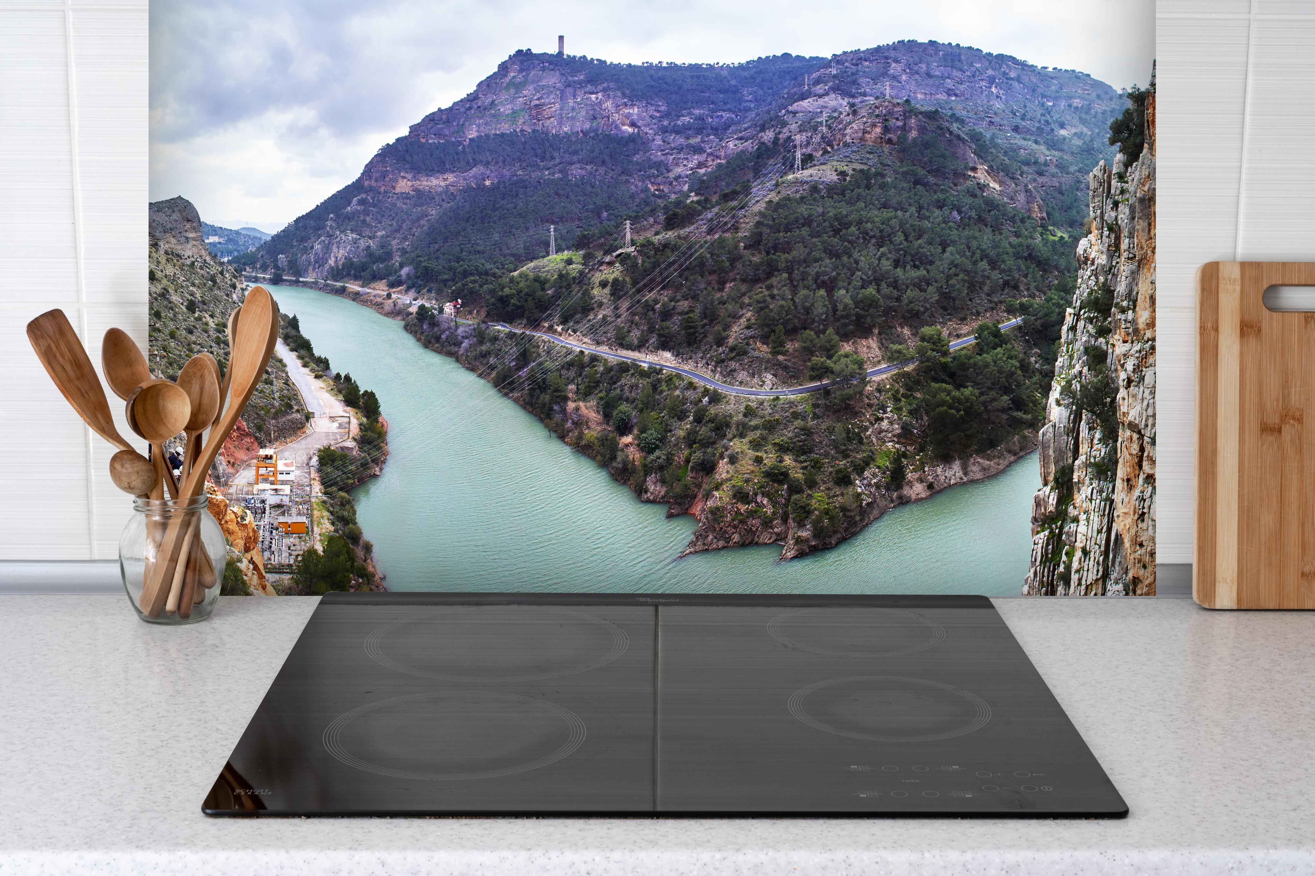 Spritzschutz - Caminito del Rey in Spanien hinter einem Cerankochfeld zwischen Holz-Kochutensilien