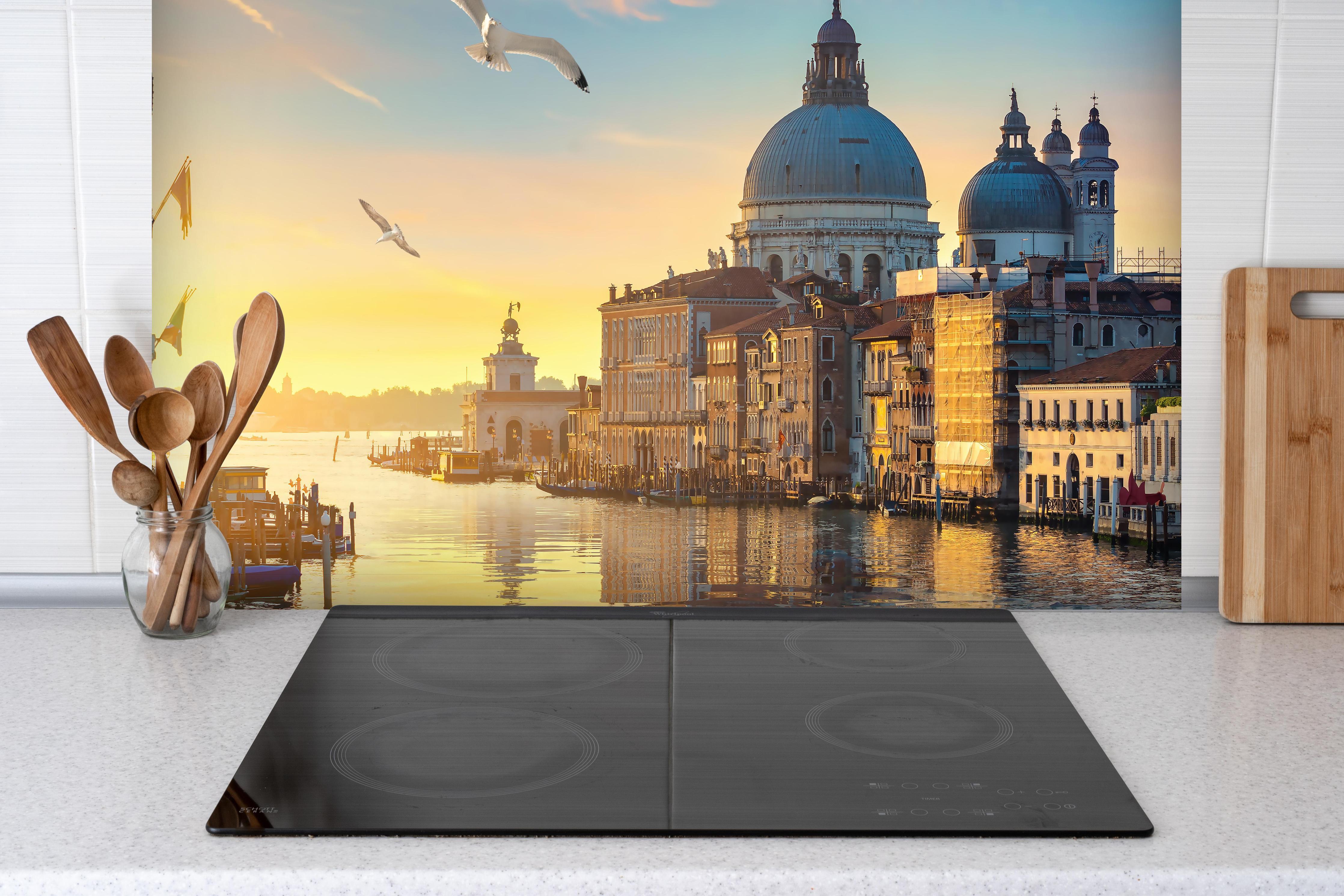 Spritzschutz - Canal Grande bei Abendlicht hinter einem Cerankochfeld zwischen Holz-Kochutensilien