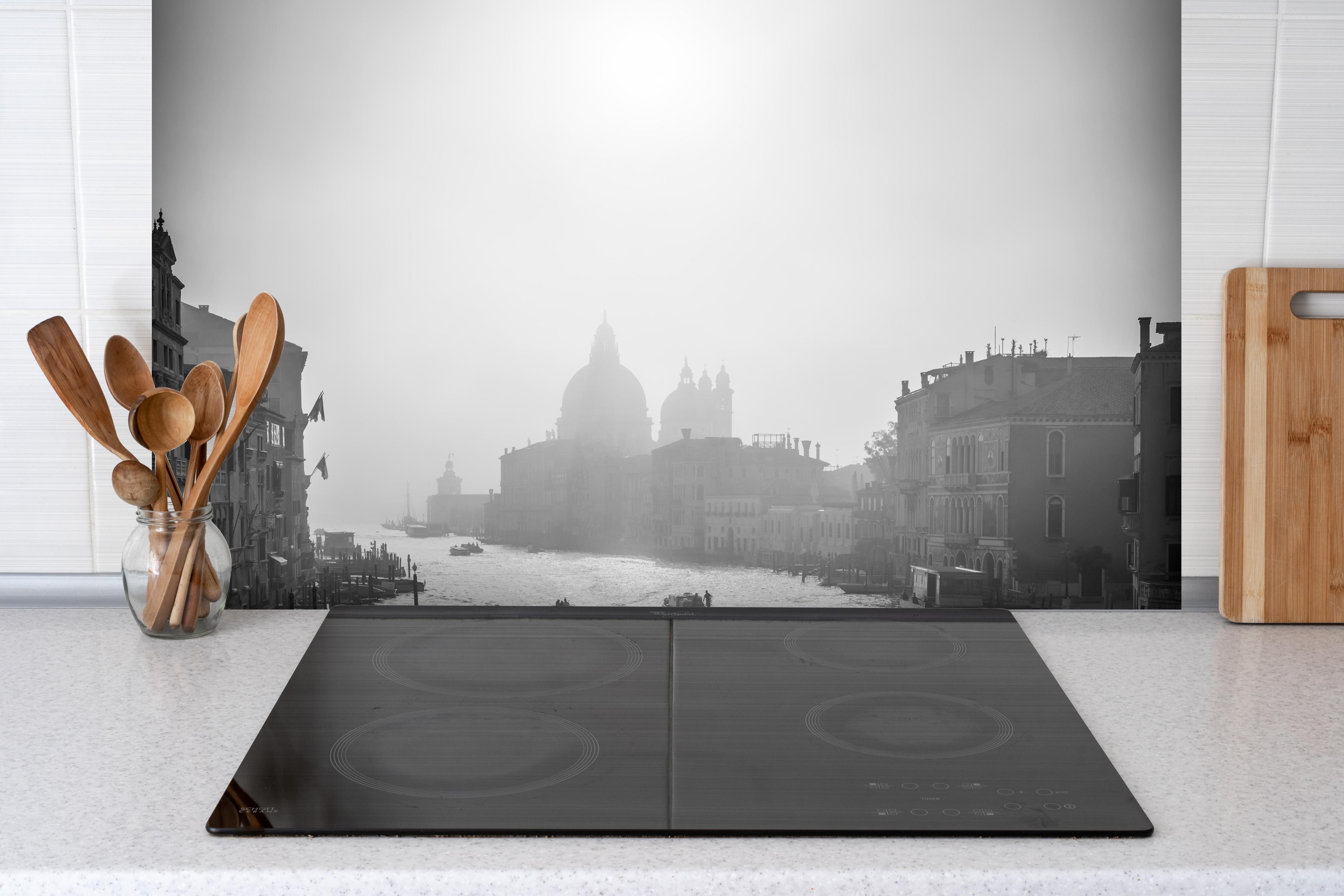 Spritzschutz - Canal Grande in Schwarz-weiß hinter einem Cerankochfeld zwischen Holz-Kochutensilien