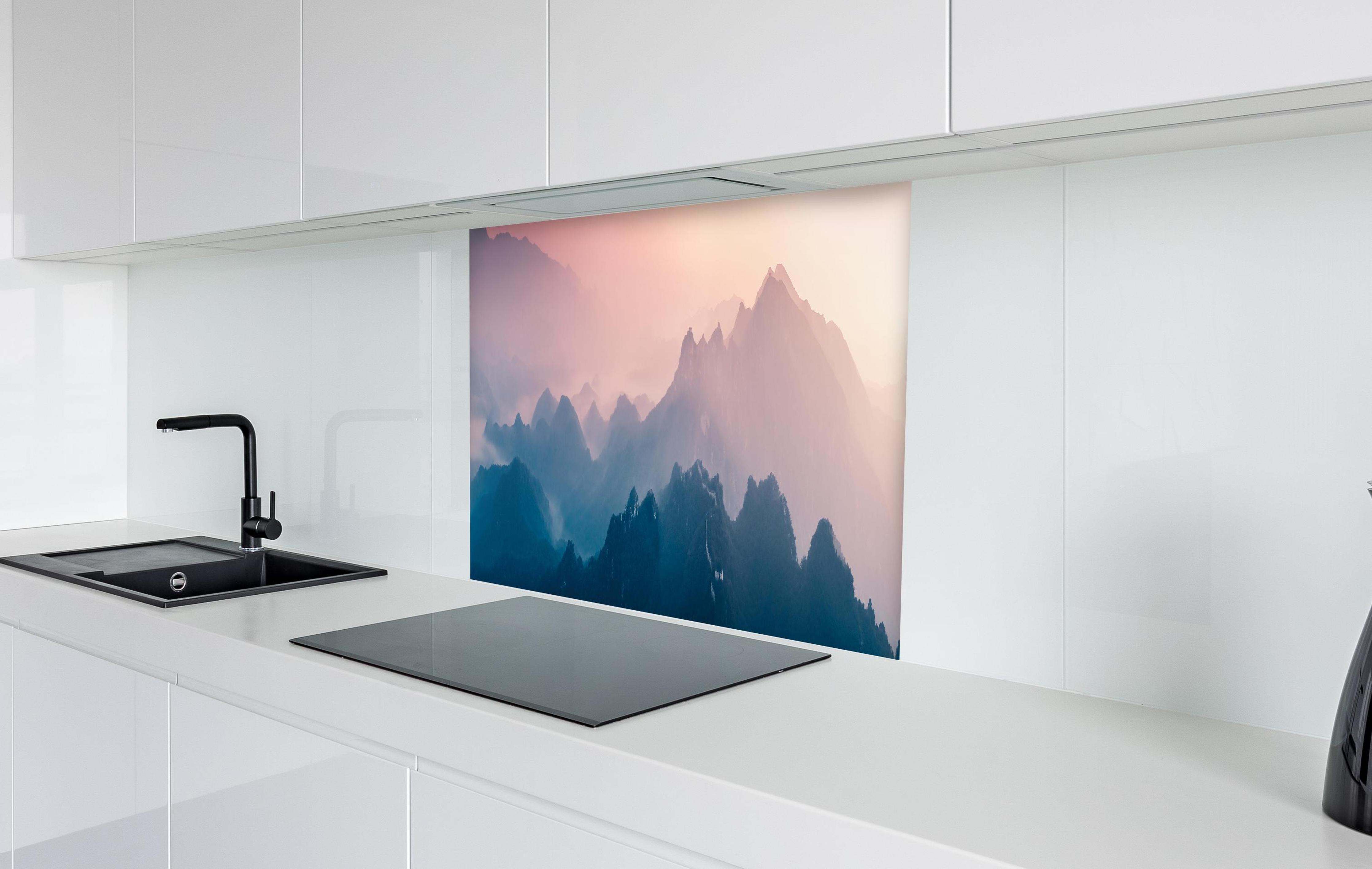 Spritzschutz - Chinesiche Mauer bei Sonnenuntergang in weißer Hochglanz-Küche hinter einem Cerankochfeld