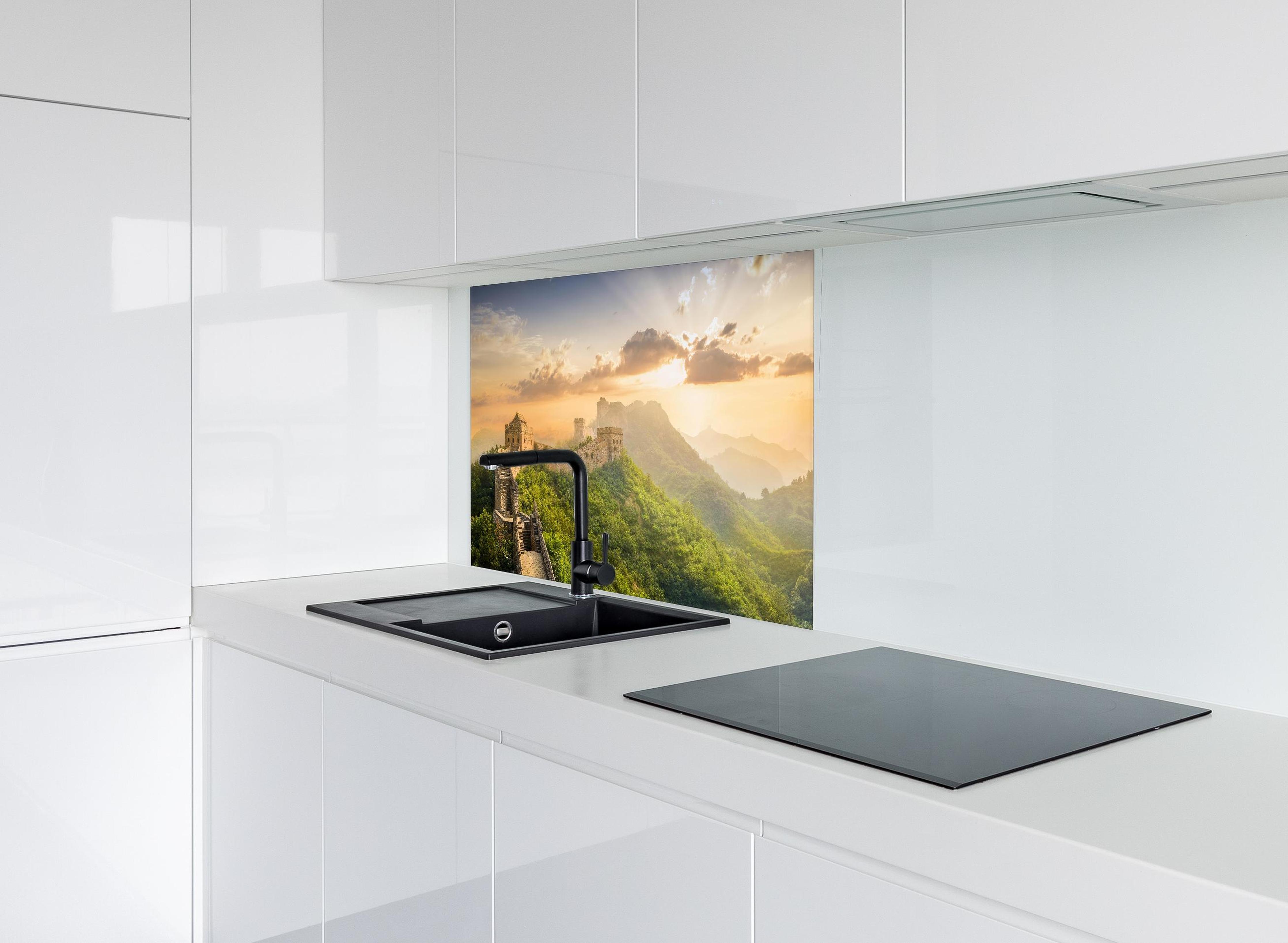 Spritzschutz - Chinesische Mauer bei Sonnenaufgang hinter modernem schwarz-matten Spülbecken in weißer Hochglanz-Küche