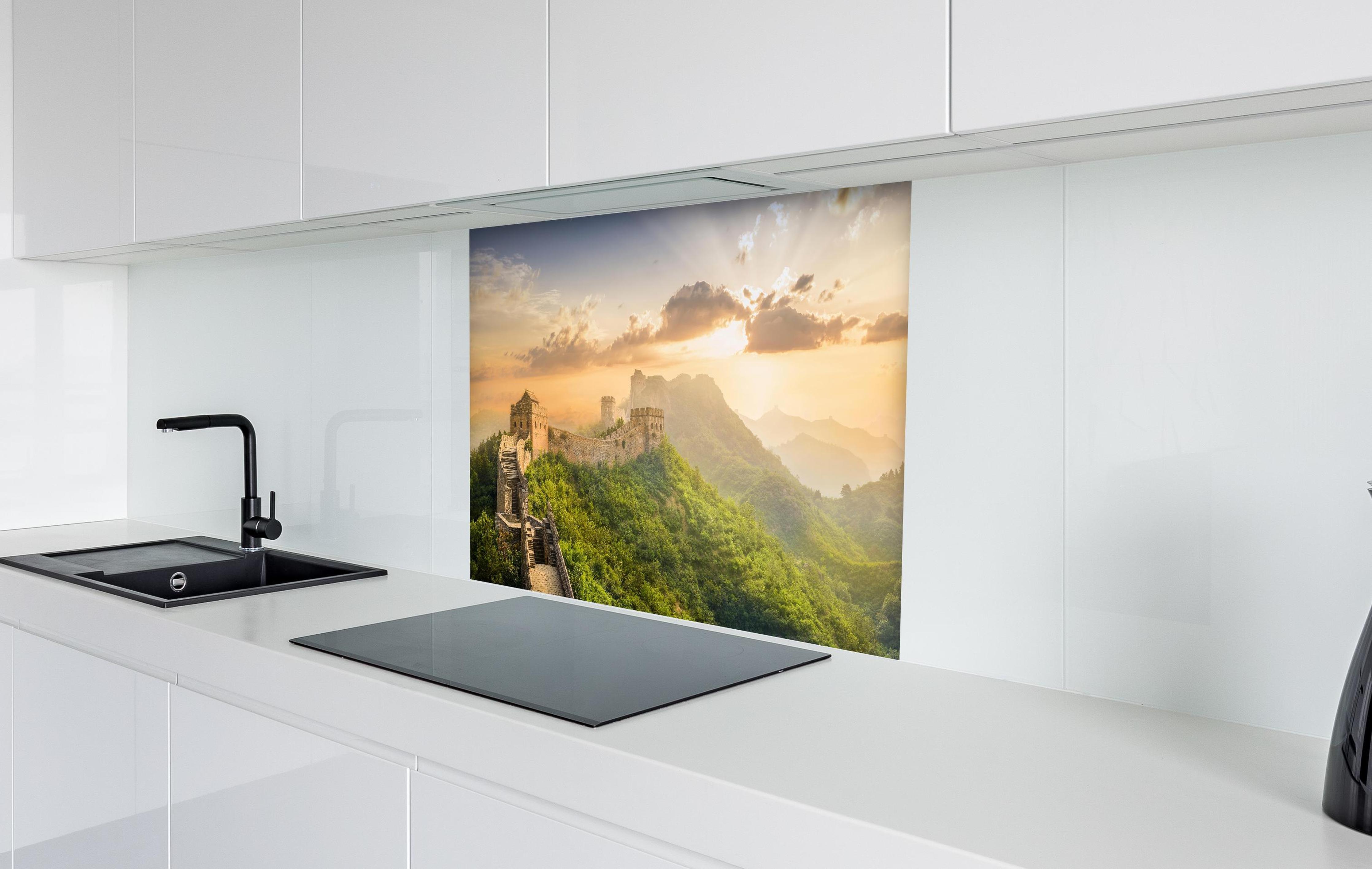 Spritzschutz - Chinesische Mauer bei Sonnenaufgang in weißer Hochglanz-Küche hinter einem Cerankochfeld