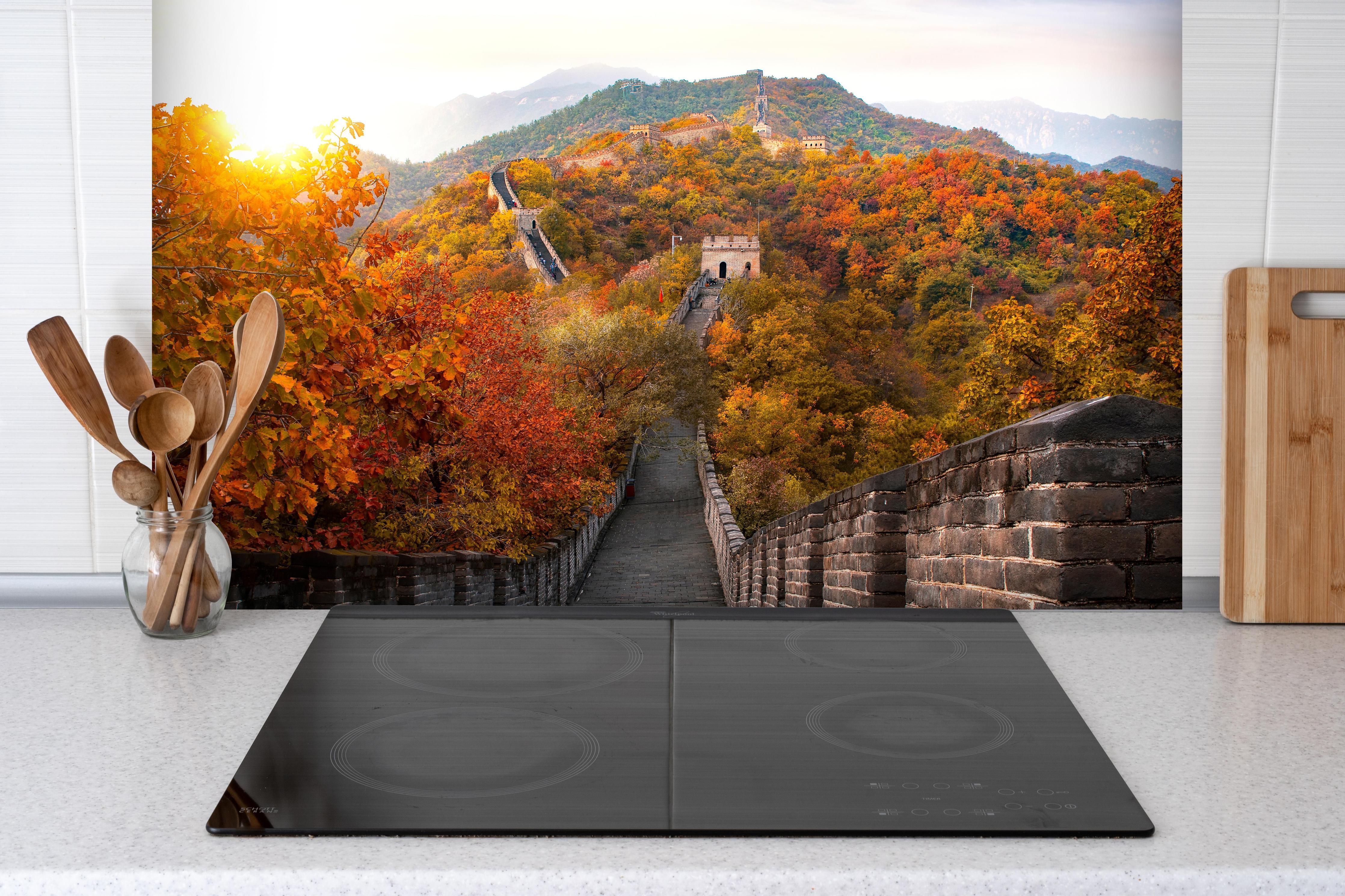 Spritzschutz - Chinesische Mauer im Herbst hinter einem Cerankochfeld zwischen Holz-Kochutensilien