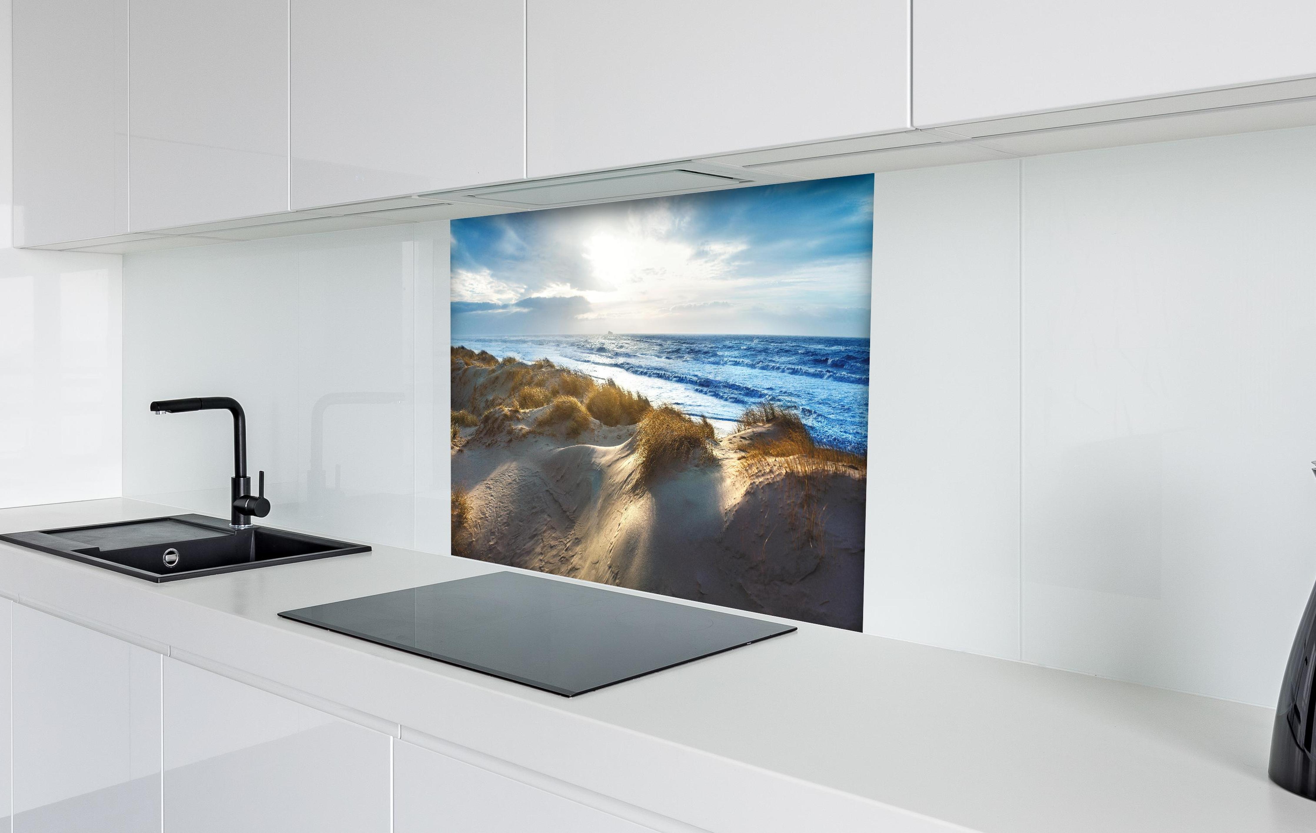 Spritzschutz - Dänische Nordseeküste in weißer Hochglanz-Küche hinter einem Cerankochfeld