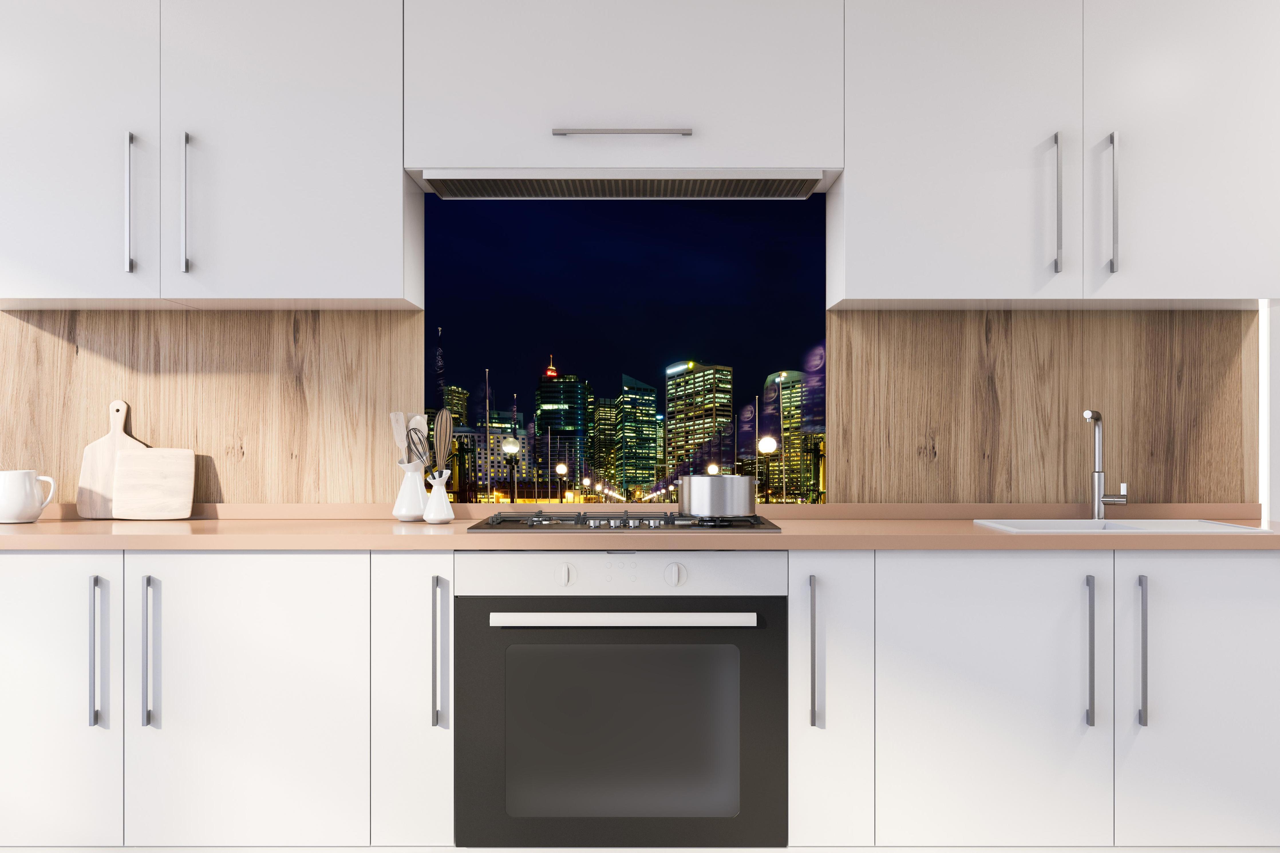 Spritzschutz - Darling Harbour bei Nacht hinter stilvollem Gasherd unter Dunstabzugshaube
