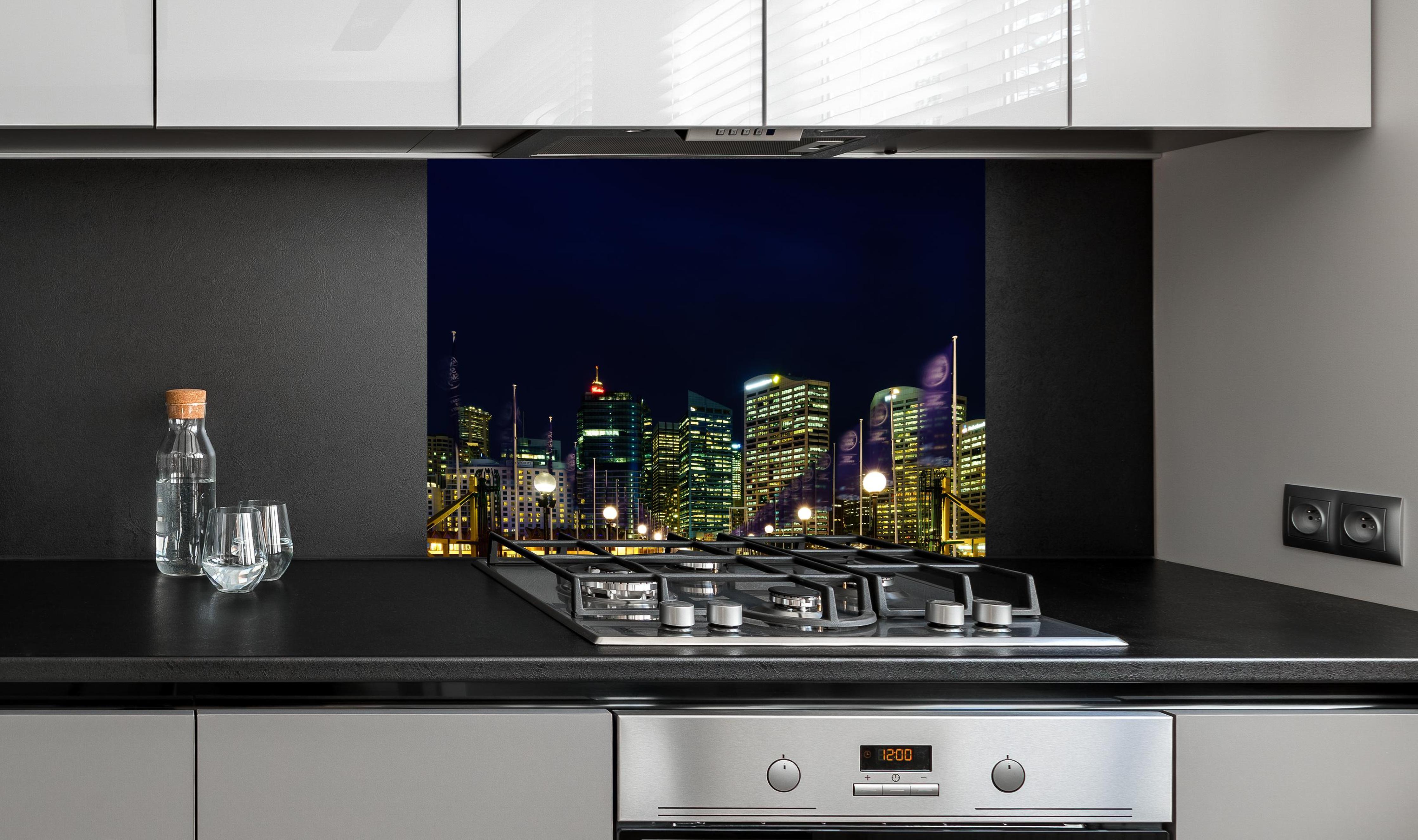 Spritzschutz - Darling Harbour bei Nacht an edler Anthrazit-Wand hinter silbernem Gasherd