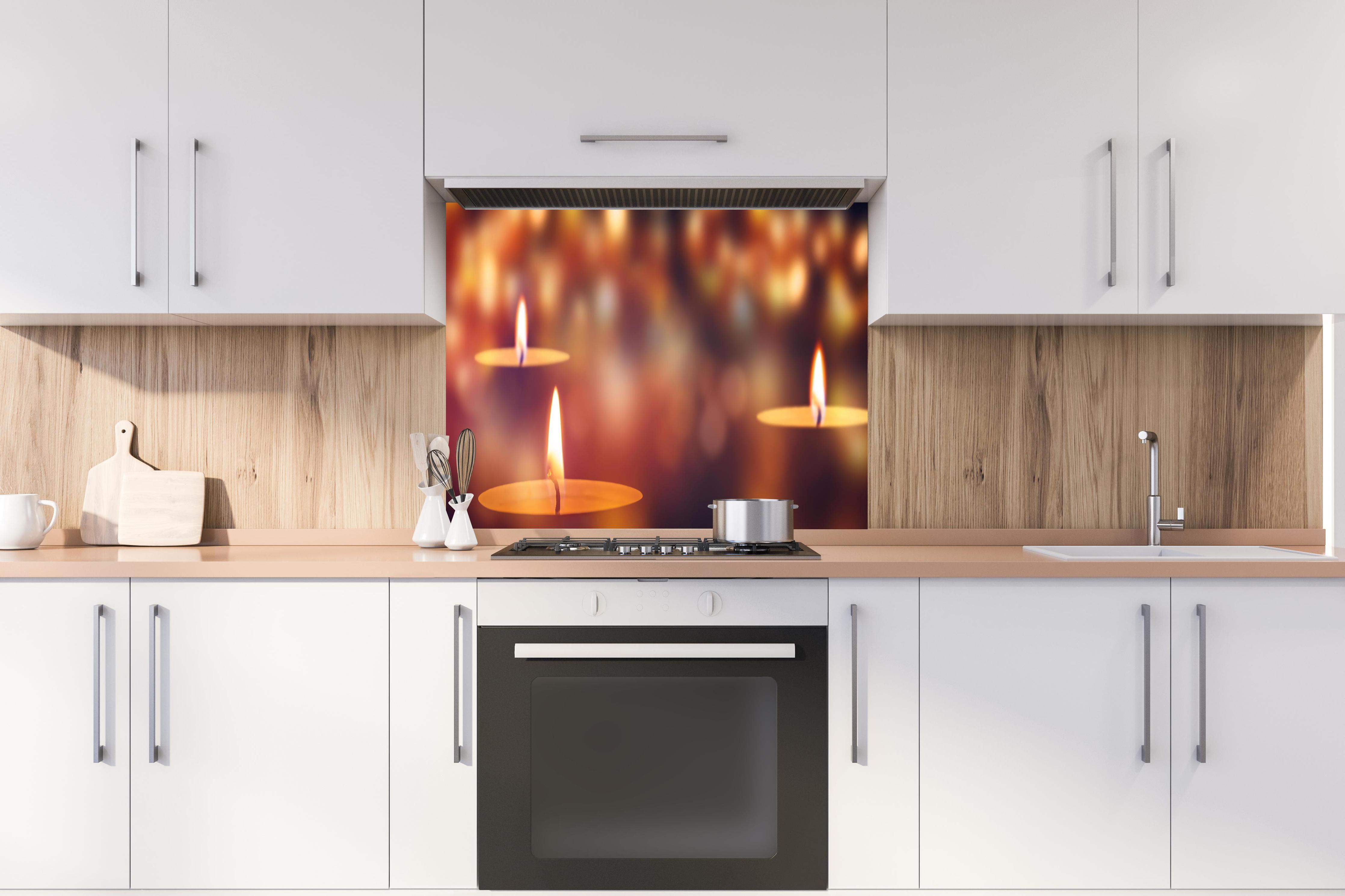 Spritzschutz - Den Teelichter bringen hinter stilvollem Gasherd unter Dunstabzugshaube