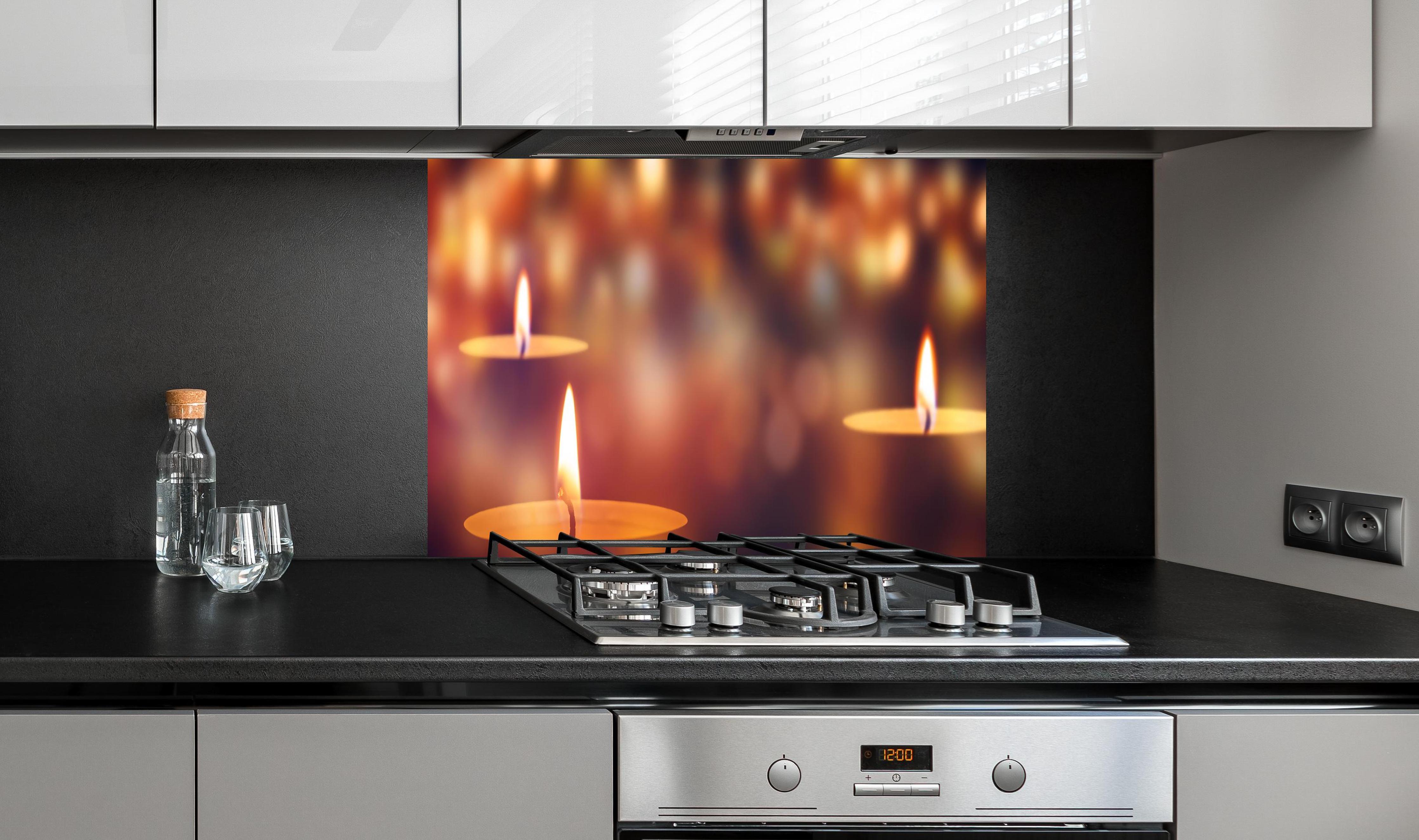 Spritzschutz - Den Teelichter bringen an edler Anthrazit-Wand hinter silbernem Gasherd