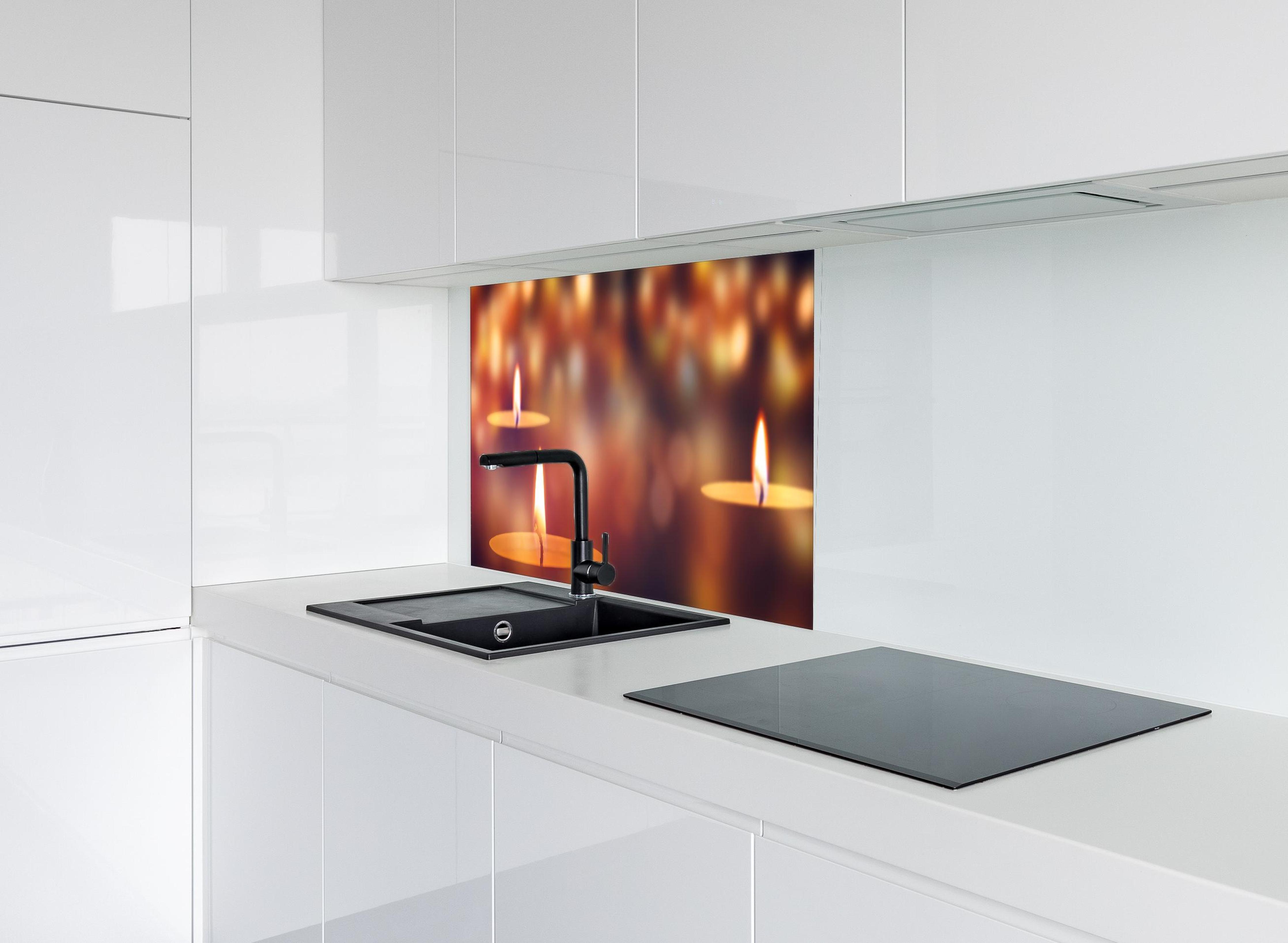 Spritzschutz - Den Teelichter bringen hinter modernem schwarz-matten Spülbecken in weißer Hochglanz-Küche