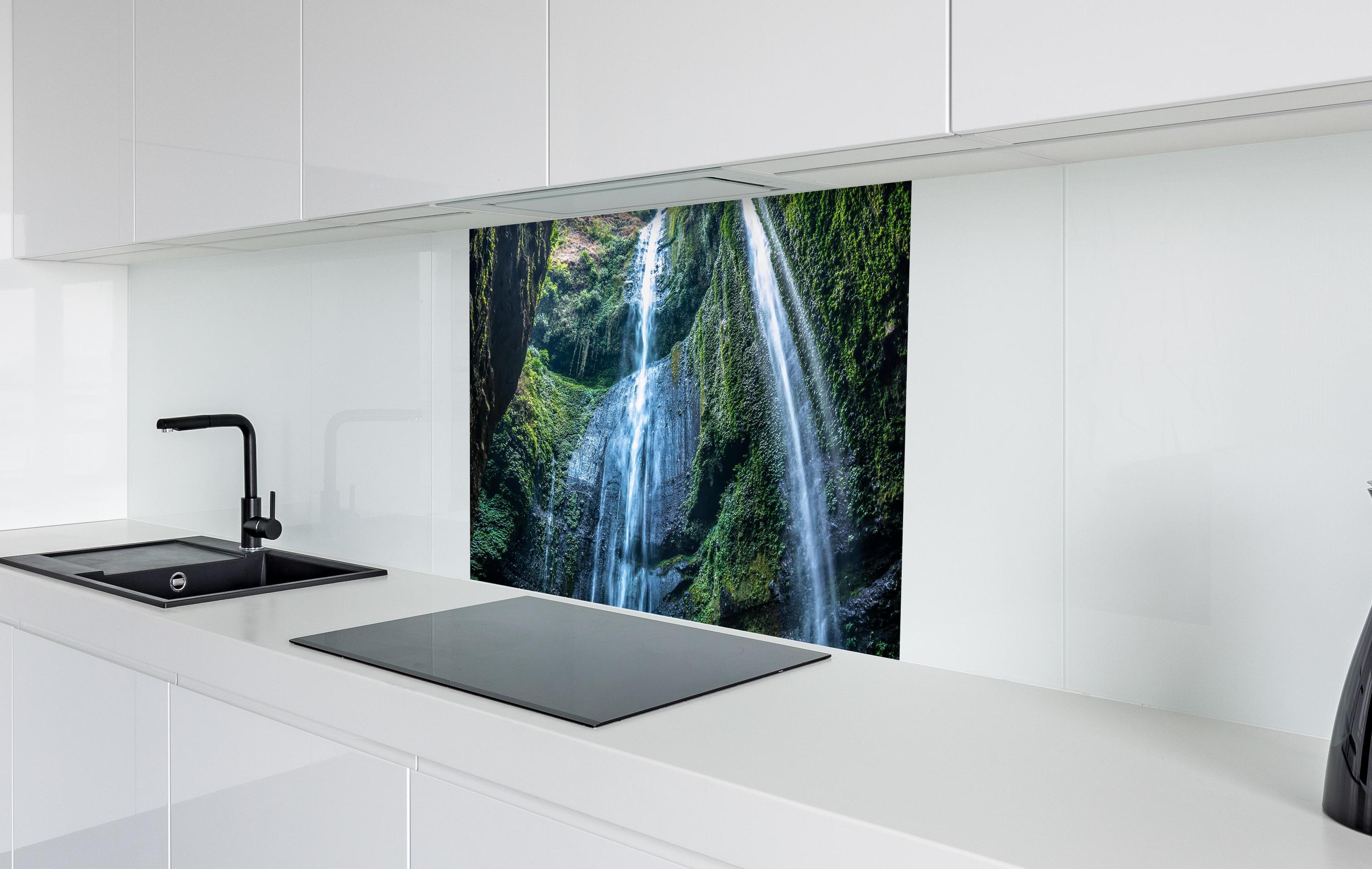 Spritzschutz - Der Madakaripura-Wasserfall in Indonesien in weißer Hochglanz-Küche hinter einem Cerankochfeld