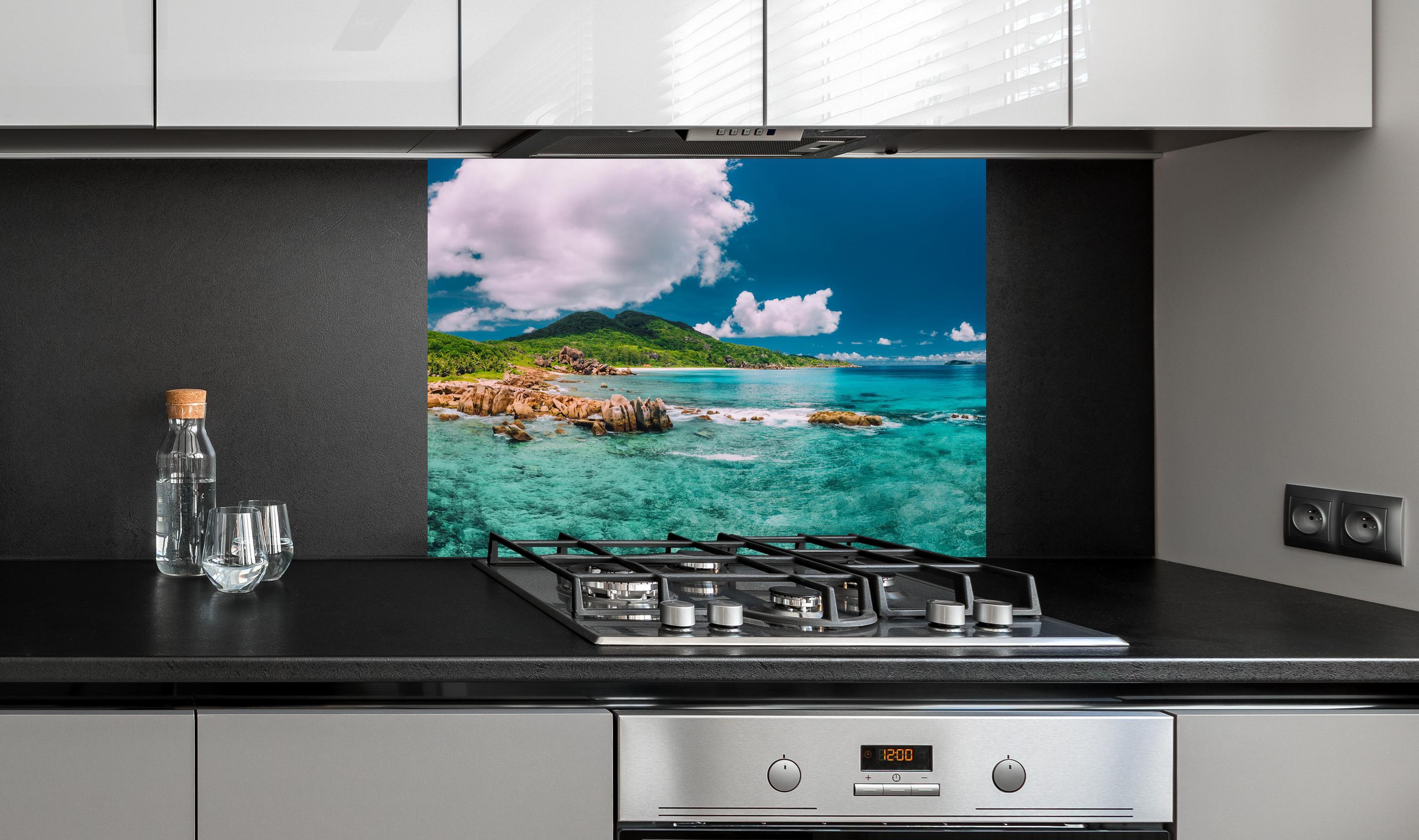 Spritzschutz - Der Strand Grand Anse - La Digue an edler Anthrazit-Wand hinter silbernem Gasherd