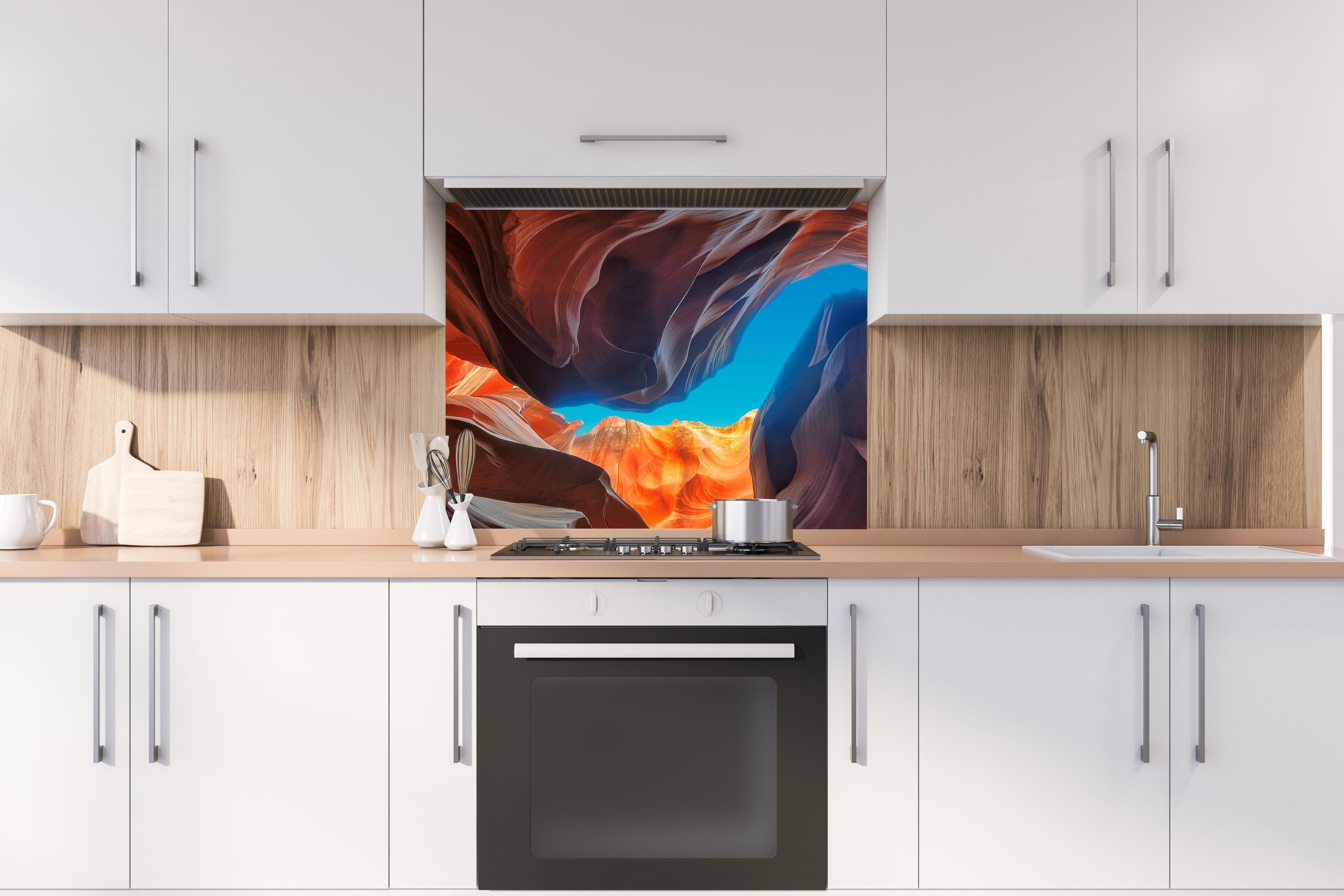 Spritzschutz - Der magische Antelope Canyon hinter stilvollem Gasherd unter Dunstabzugshaube