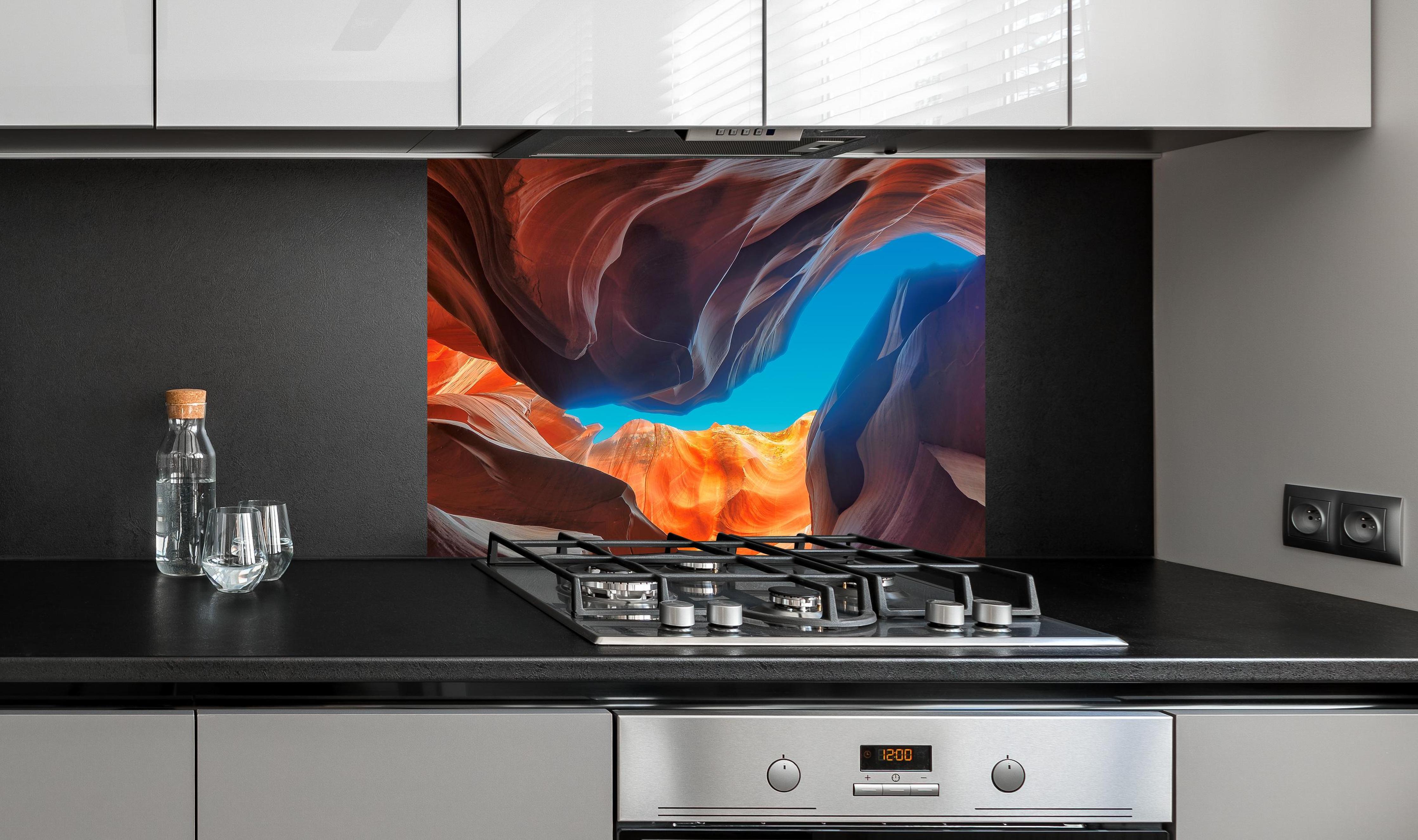 Spritzschutz - Der magische Antelope Canyon an edler Anthrazit-Wand hinter silbernem Gasherd