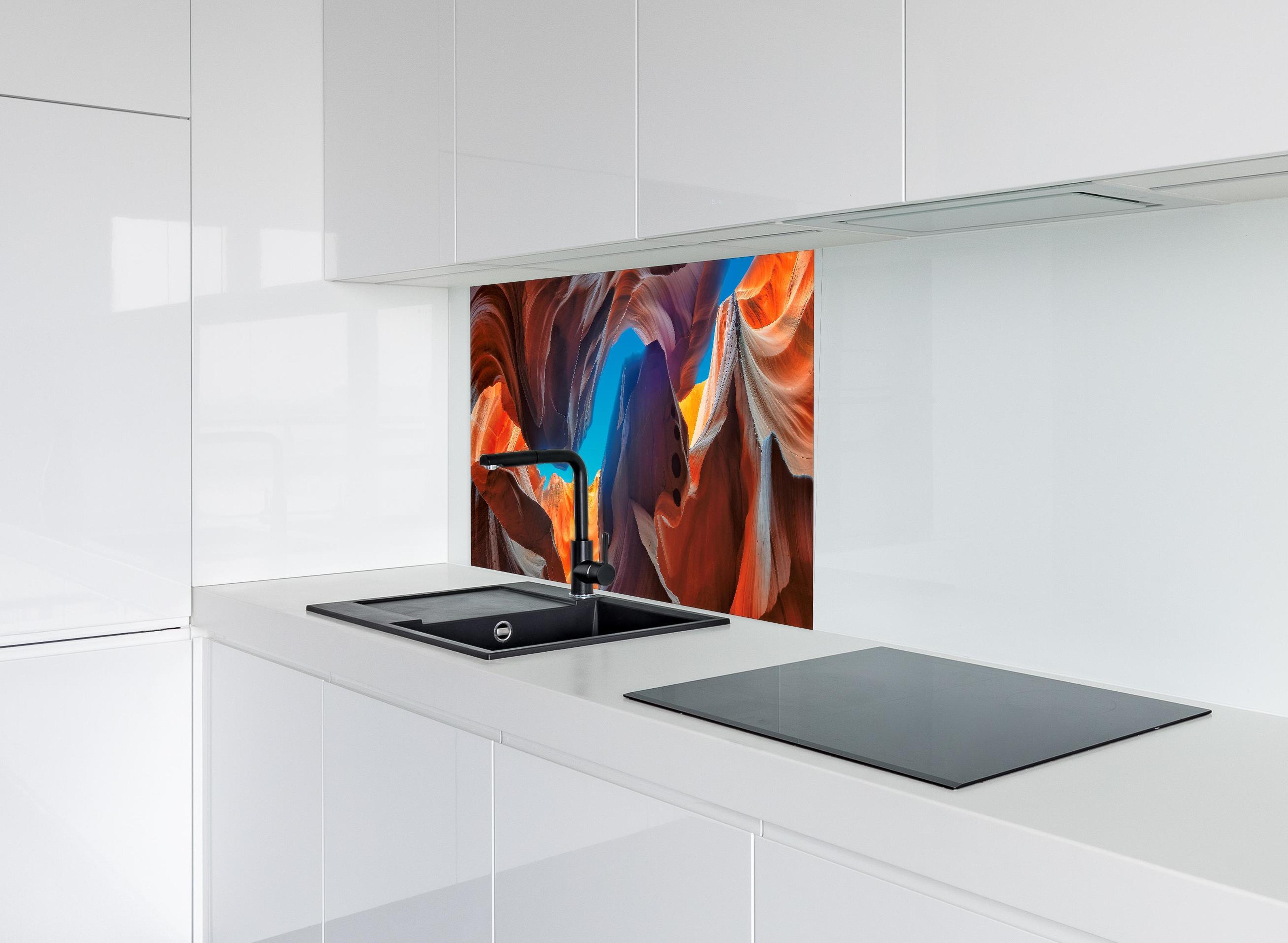 Spritzschutz - Der magische Antelope Canyon hinter modernem schwarz-matten Spülbecken in weißer Hochglanz-Küche