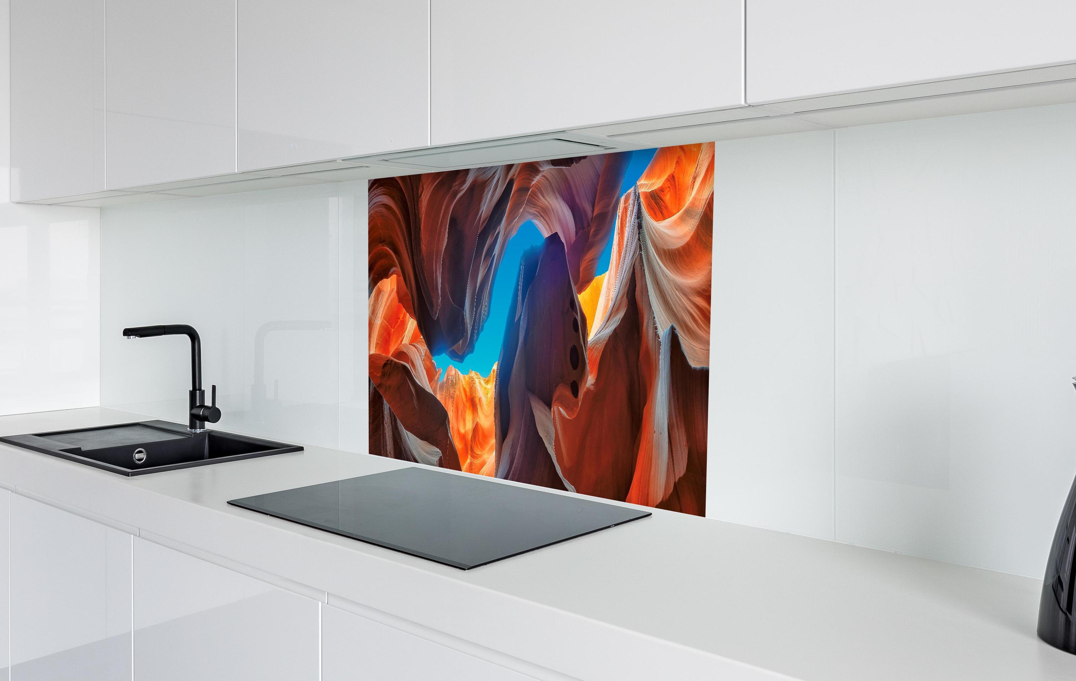 Spritzschutz - Der magische Antelope Canyon in weißer Hochglanz-Küche hinter einem Cerankochfeld