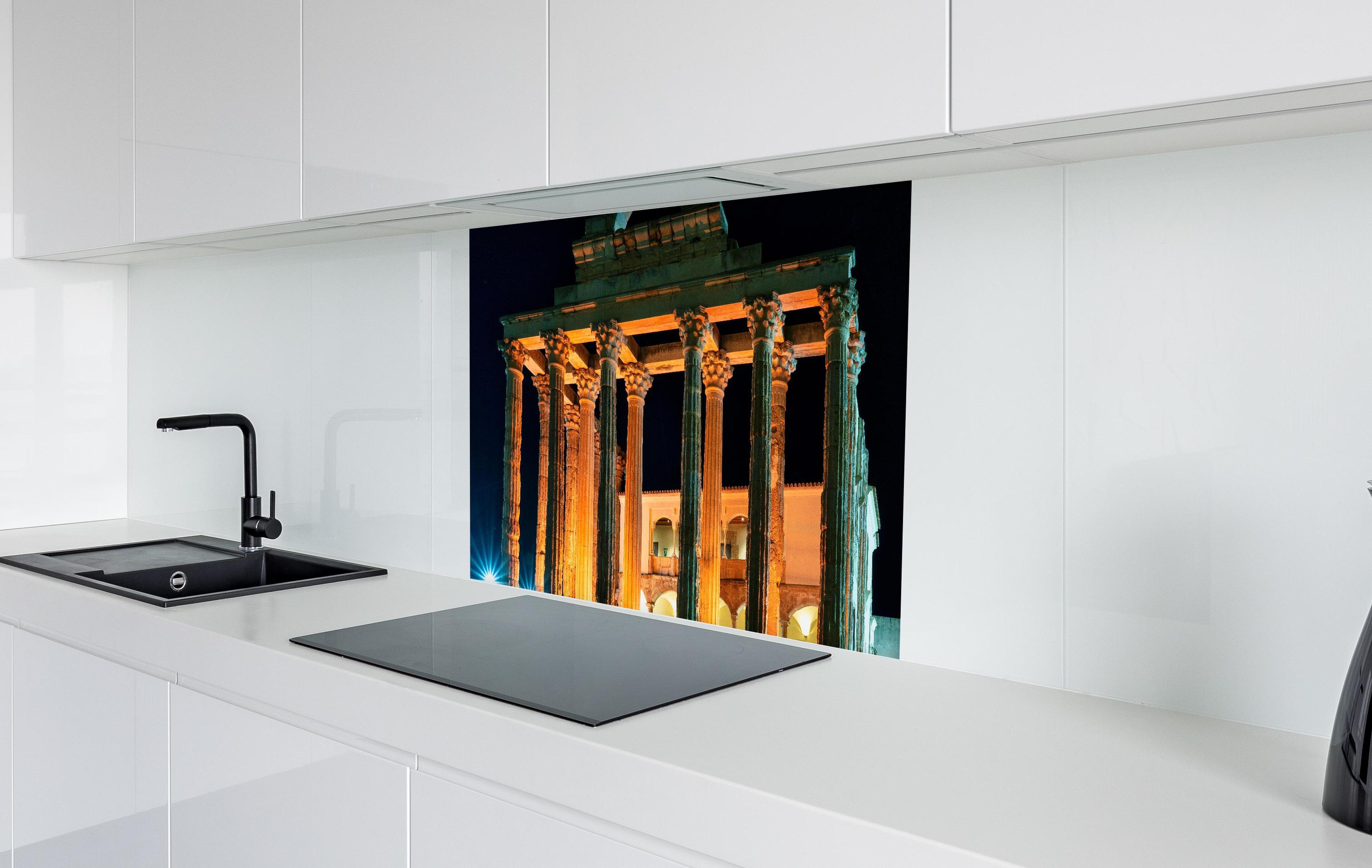 Spritzschutz - Der römische Tempel der Diana in Merida in weißer Hochglanz-Küche hinter einem Cerankochfeld