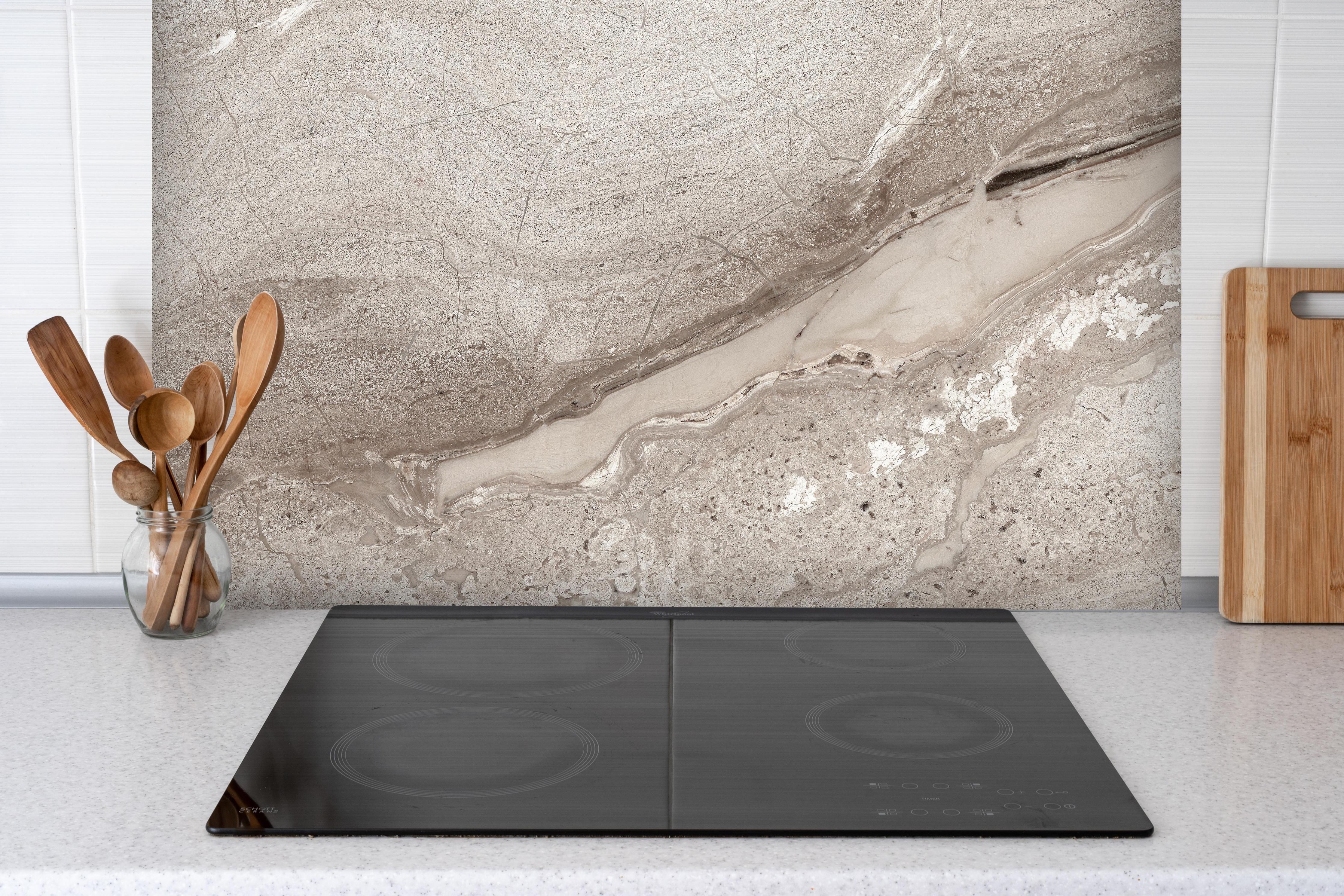 Spritzschutz - Diana royal polierter Marmor hinter einem Cerankochfeld zwischen Holz-Kochutensilien