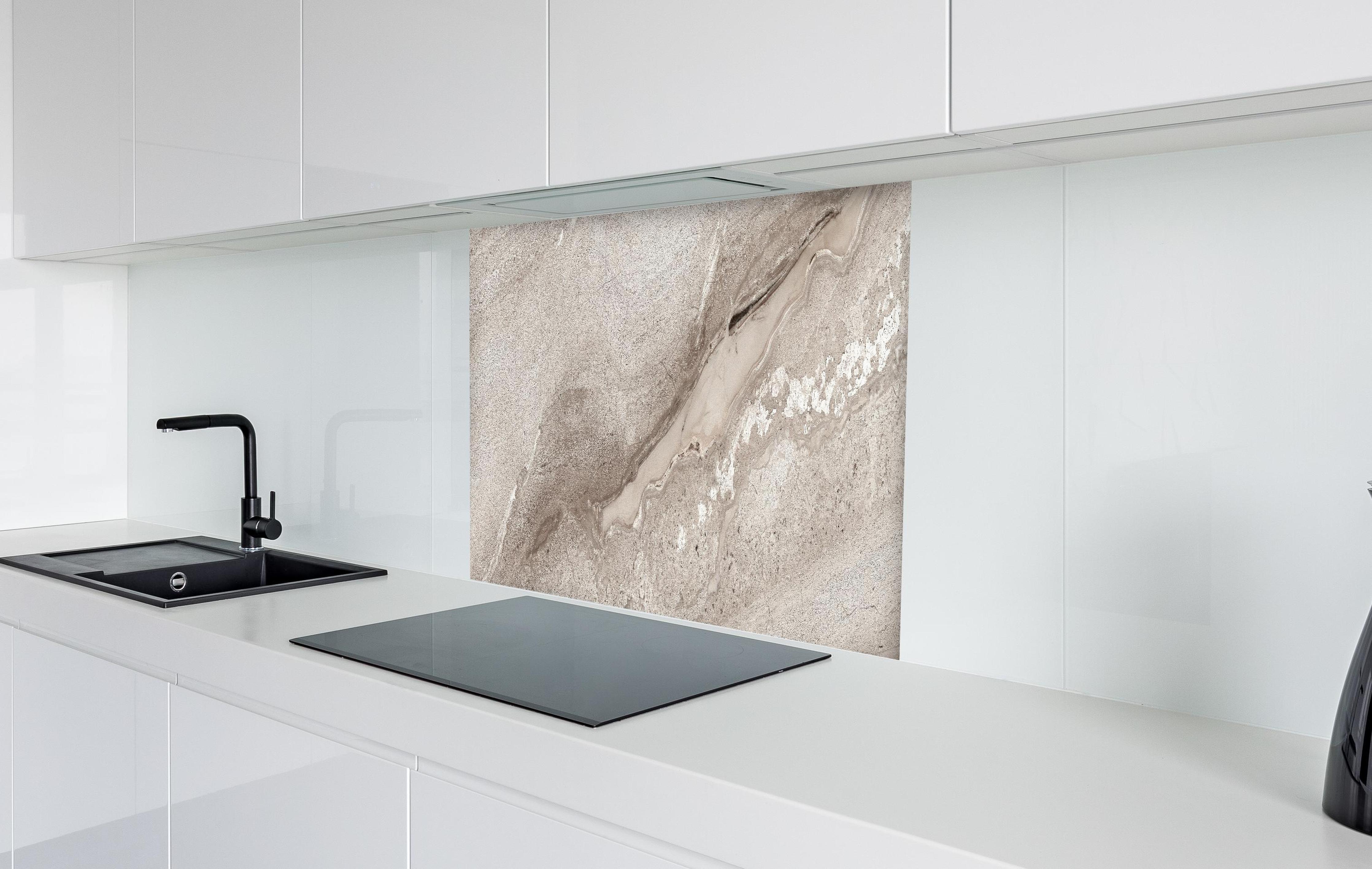 Spritzschutz - Diana royal polierter Marmor in weißer Hochglanz-Küche hinter einem Cerankochfeld