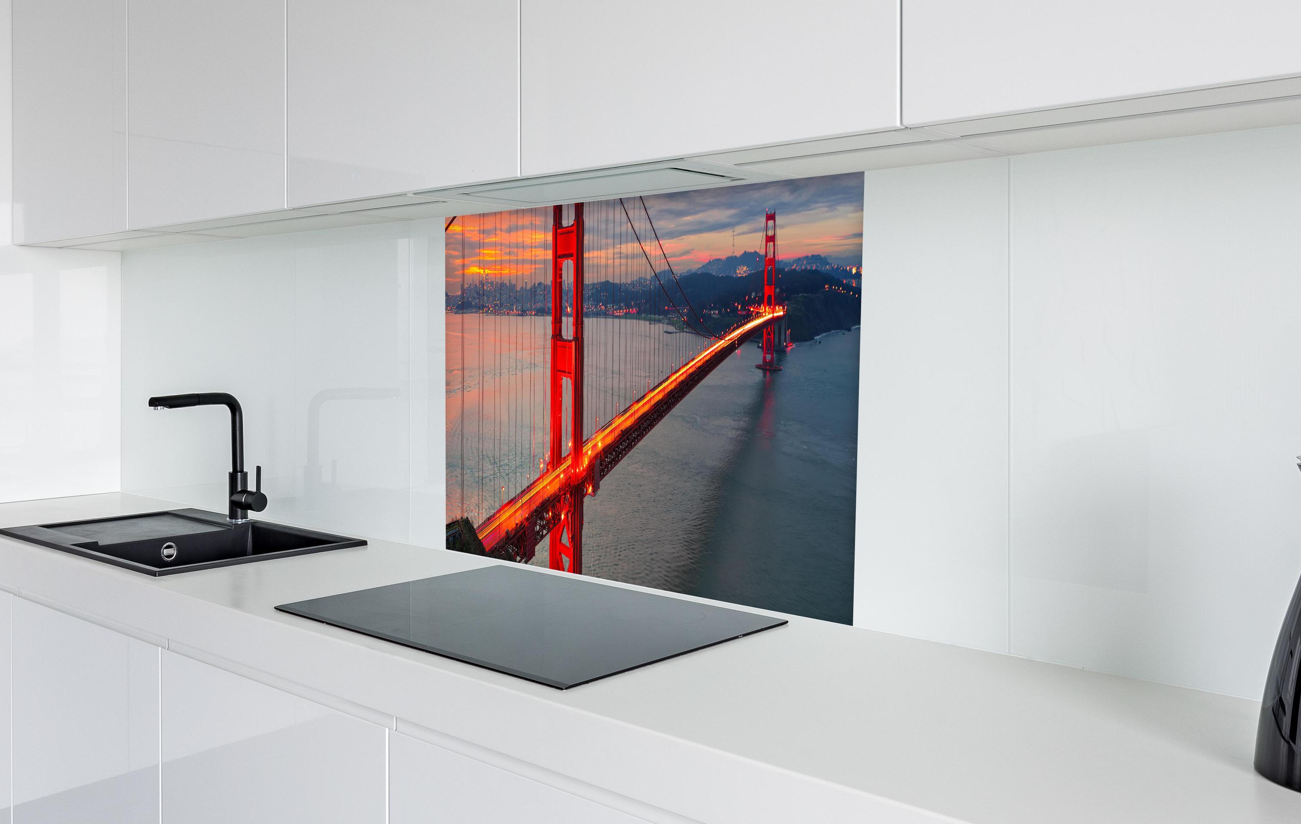 Spritzschutz - Die Golden Gate Bridge bei Sonnenaufgang in weißer Hochglanz-Küche hinter einem Cerankochfeld