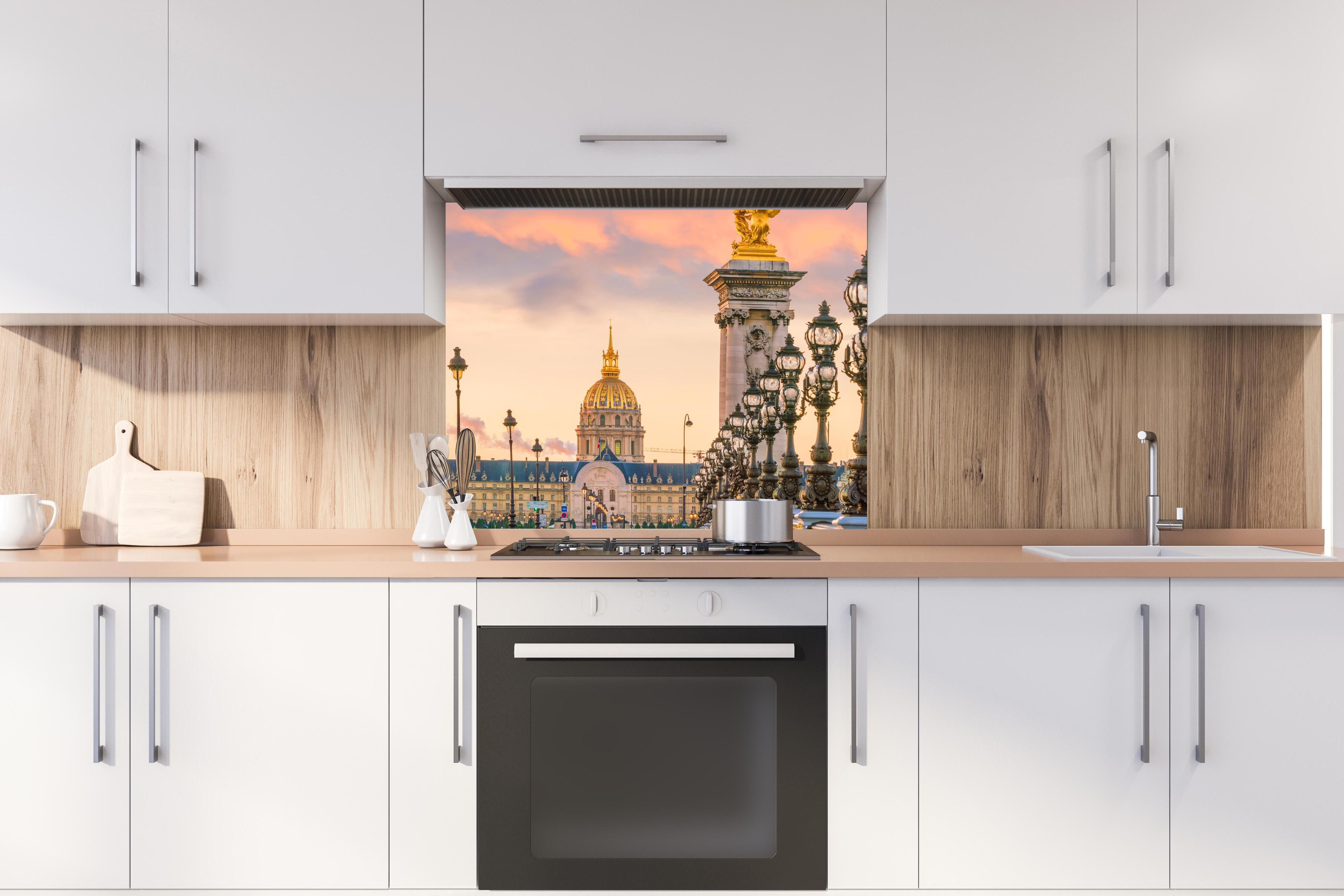 Spritzschutz - Die Pont Alexandre III Brücke über die Seine in Paris hinter stilvollem Gasherd unter Dunstabzugshaube