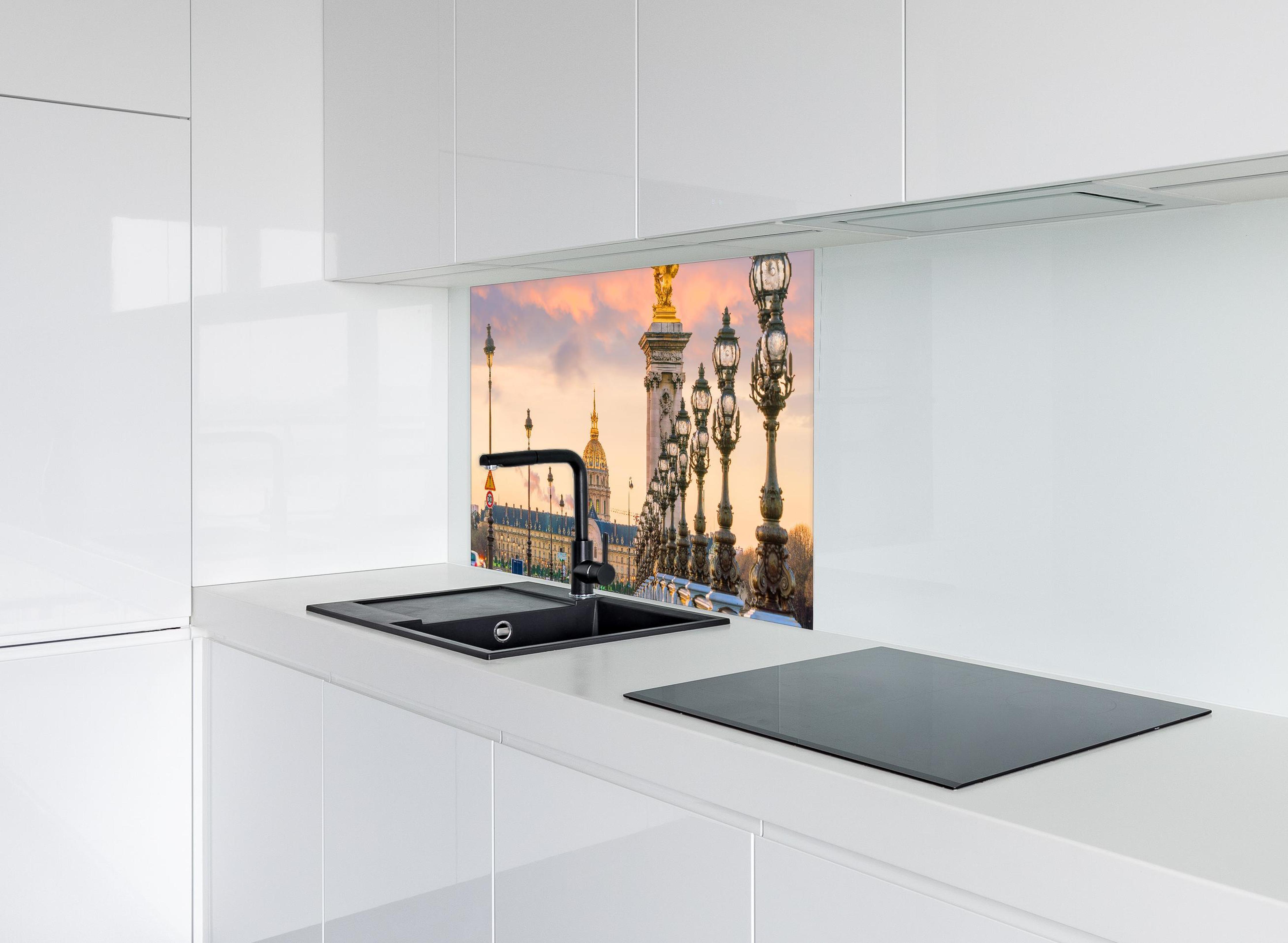Spritzschutz - Die Pont Alexandre III Brücke über die Seine in Paris hinter modernem schwarz-matten Spülbecken in weißer Hochglanz-Küche