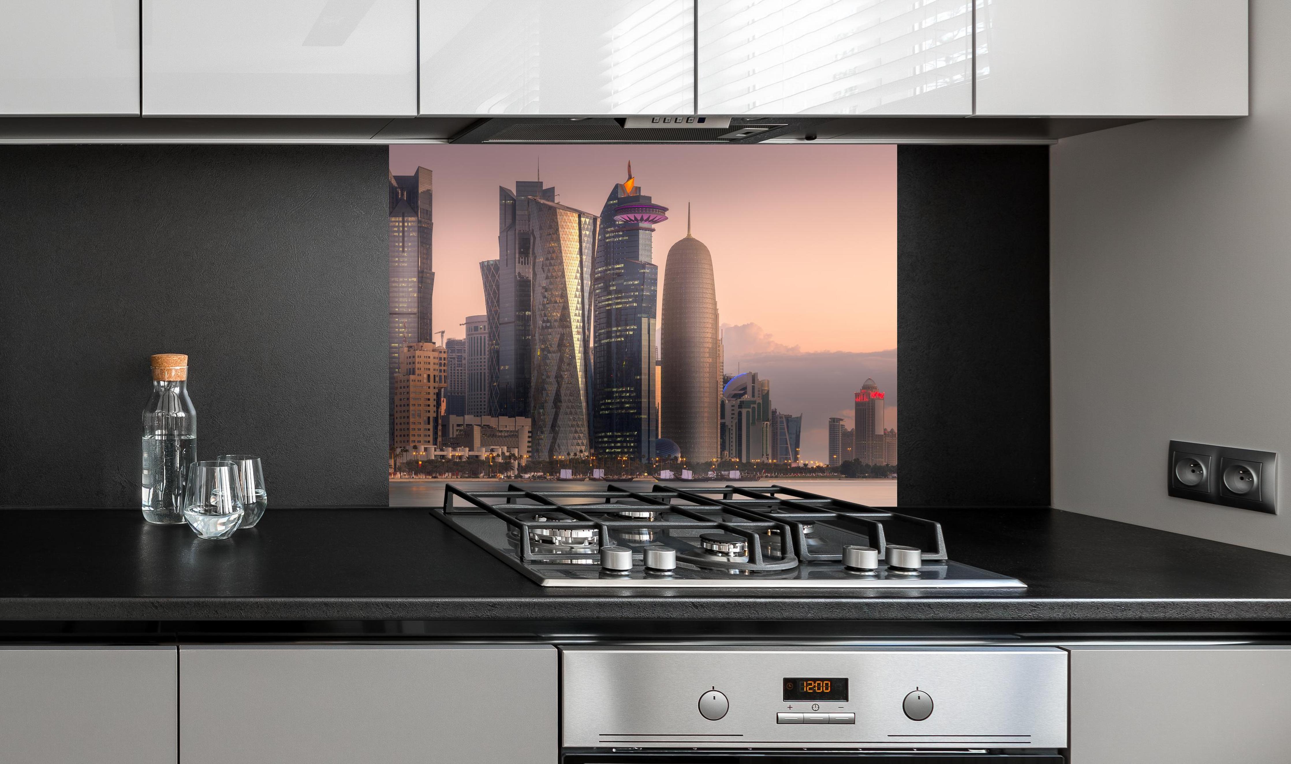 Spritzschutz - Die Skyline von West Bay und Doha City an edler Anthrazit-Wand hinter silbernem Gasherd