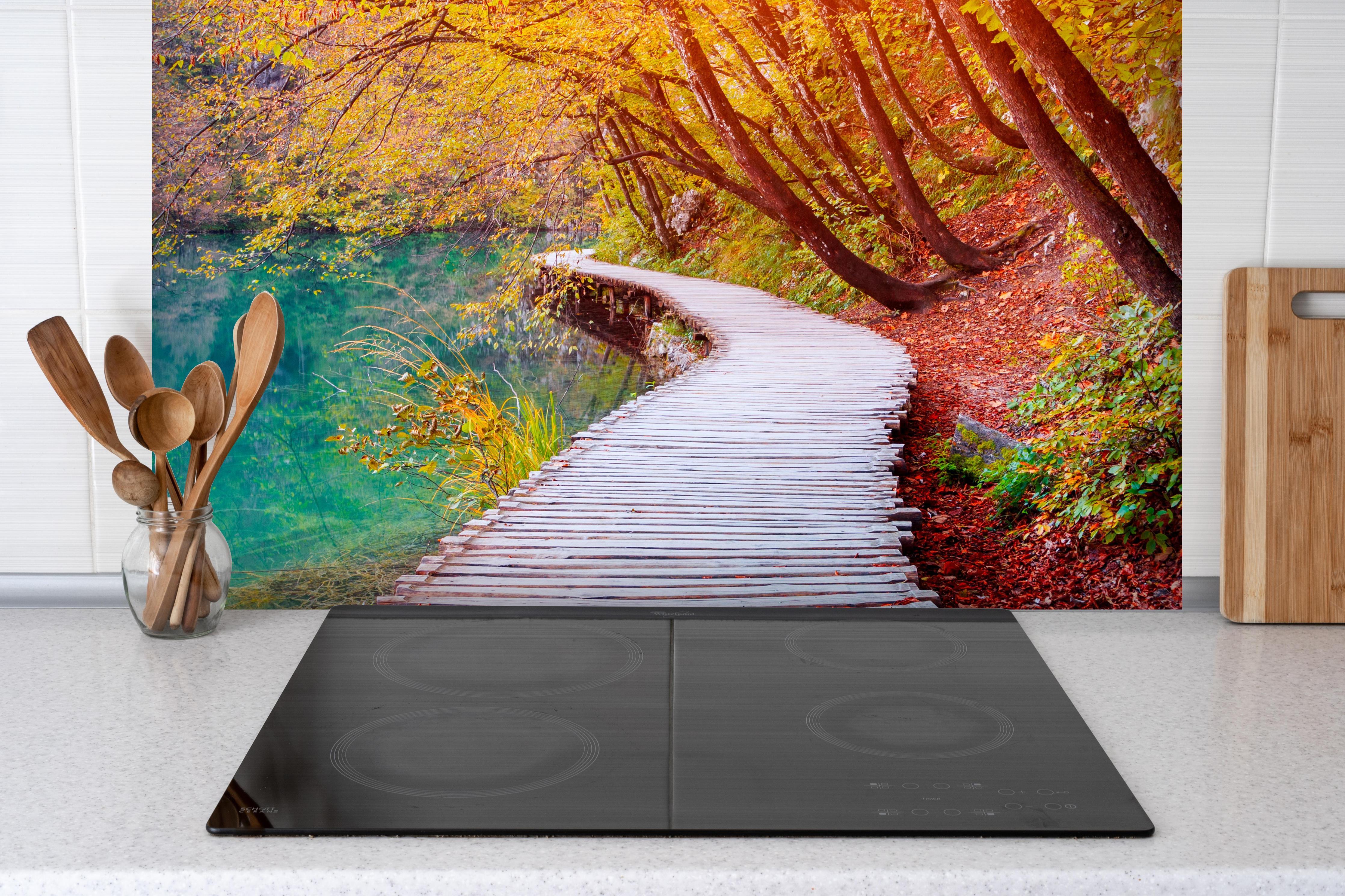 Spritzschutz - Die berühmten Plitvicer Seen im Herbst hinter einem Cerankochfeld zwischen Holz-Kochutensilien