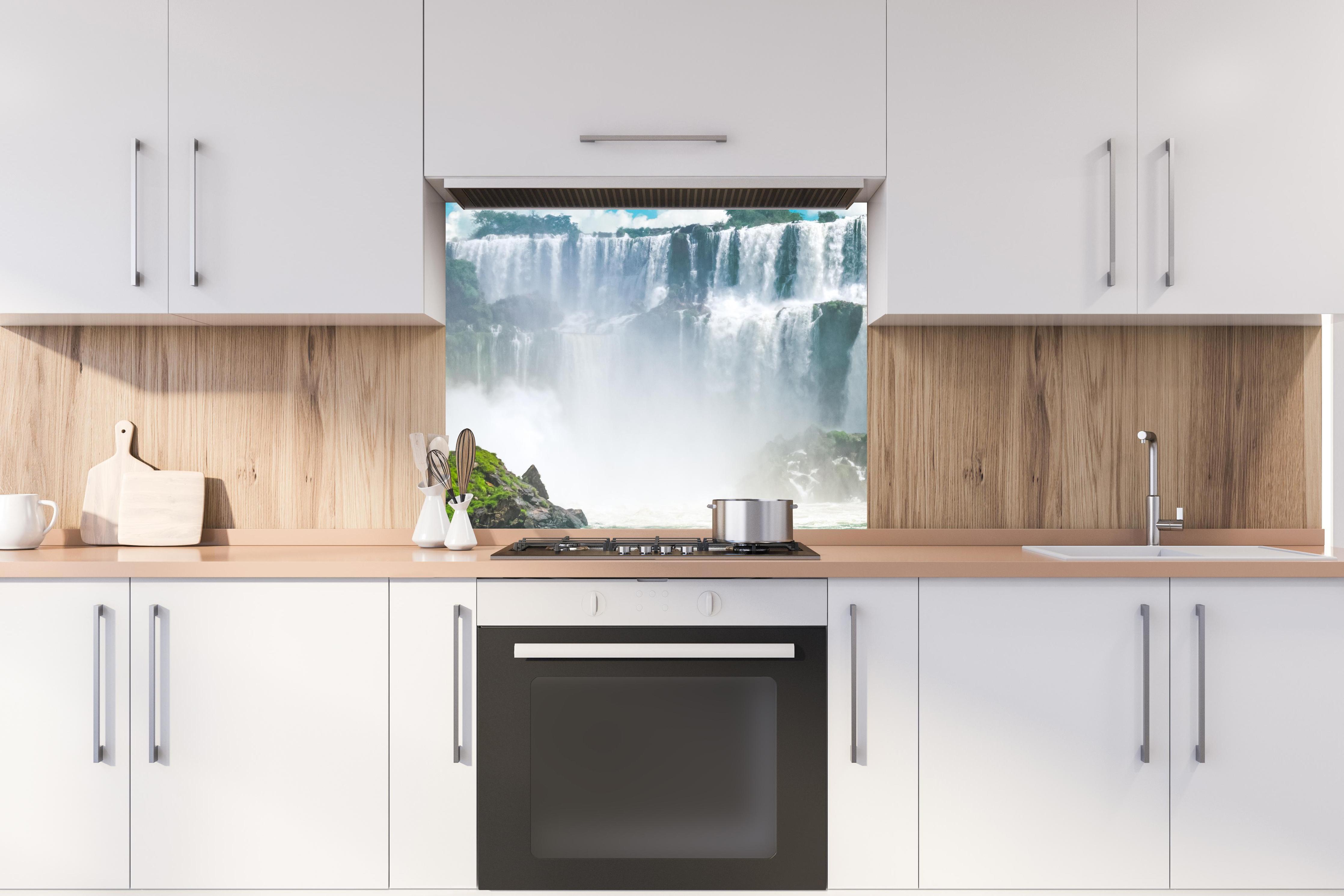 Spritzschutz - Die erstaunlichen Iguazu-Wasserfälle in Brasilien hinter stilvollem Gasherd unter Dunstabzugshaube