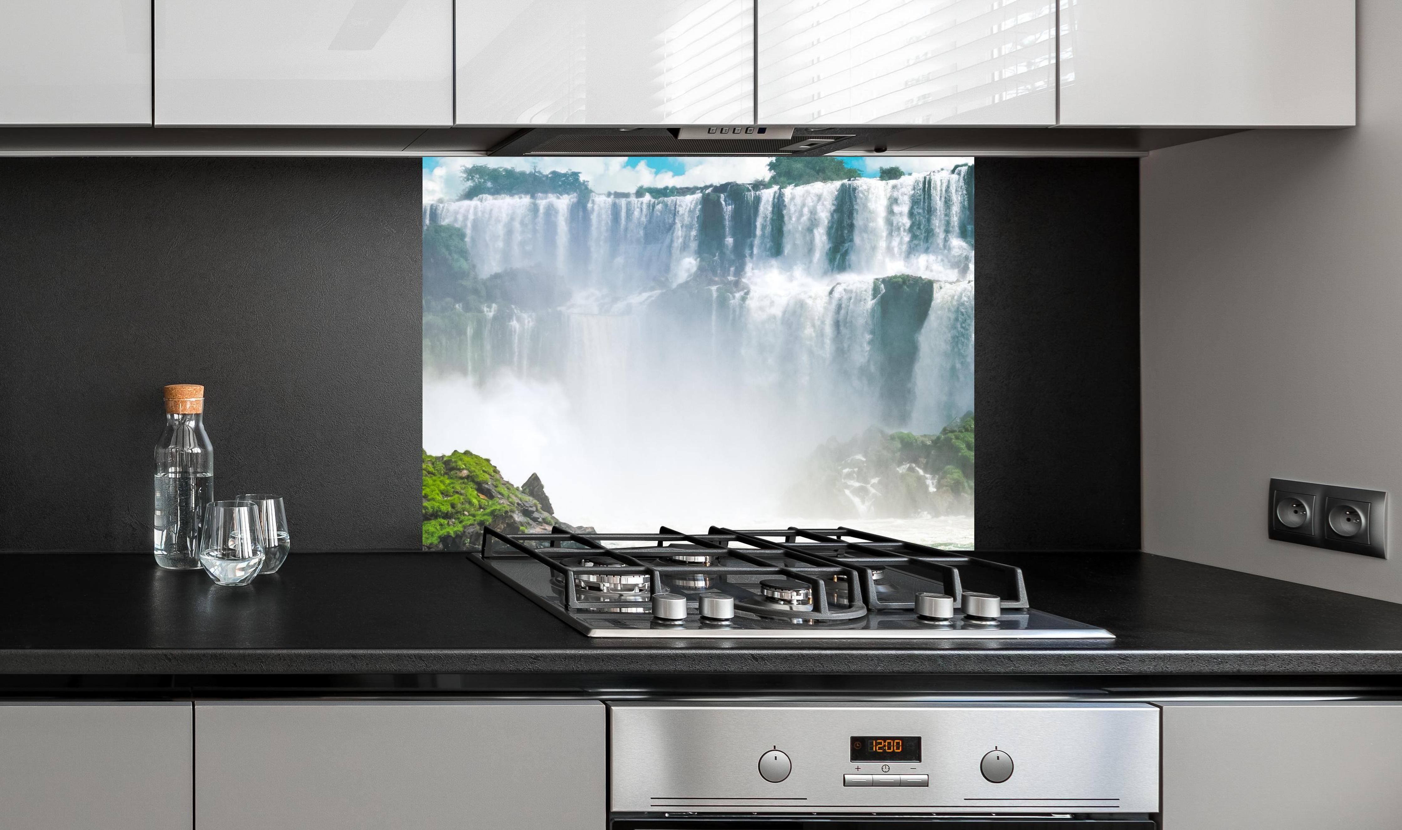 Spritzschutz - Die erstaunlichen Iguazu-Wasserfälle in Brasilien an edler Anthrazit-Wand hinter silbernem Gasherd