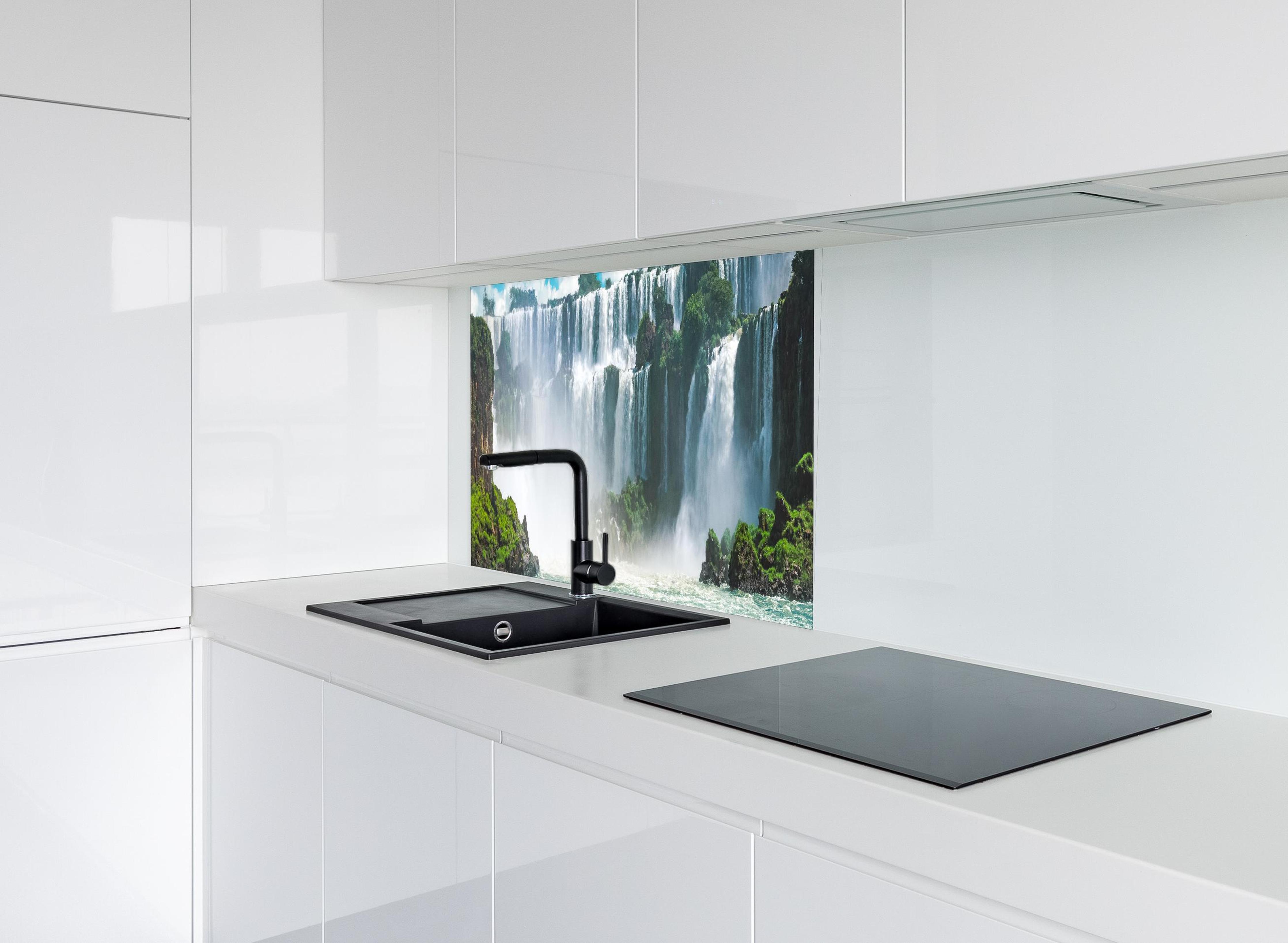 Spritzschutz - Die erstaunlichen Iguazu-Wasserfälle in Brasilien hinter modernem schwarz-matten Spülbecken in weißer Hochglanz-Küche