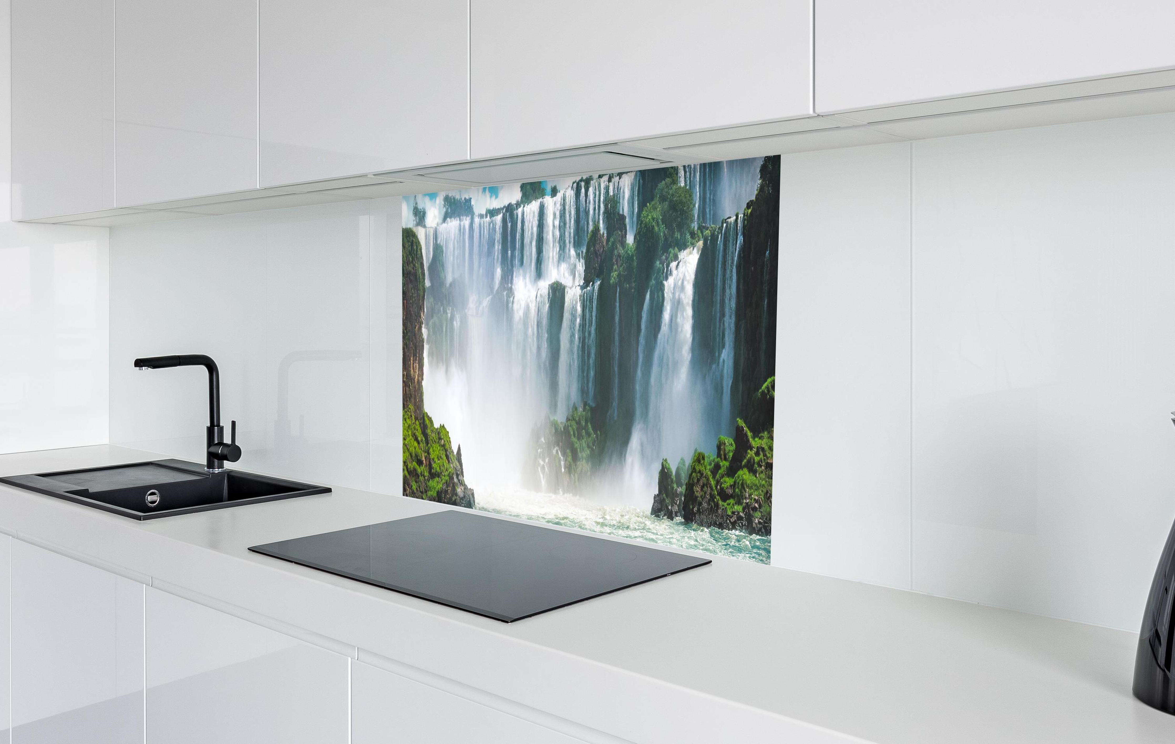 Spritzschutz - Die erstaunlichen Iguazu-Wasserfälle in Brasilien in weißer Hochglanz-Küche hinter einem Cerankochfeld