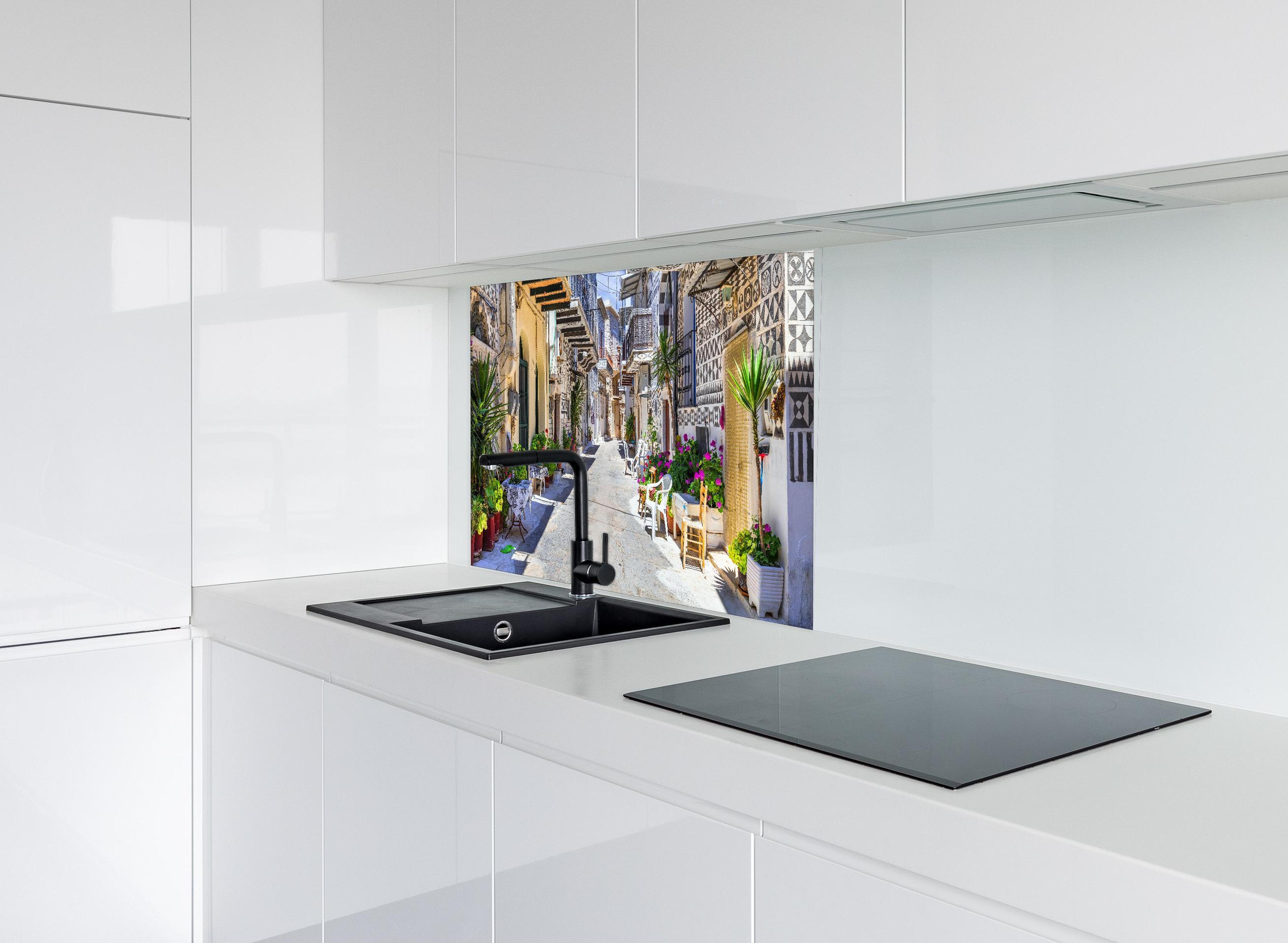 Spritzschutz - Dorf Pyrgi in Griechenland hinter modernem schwarz-matten Spülbecken in weißer Hochglanz-Küche