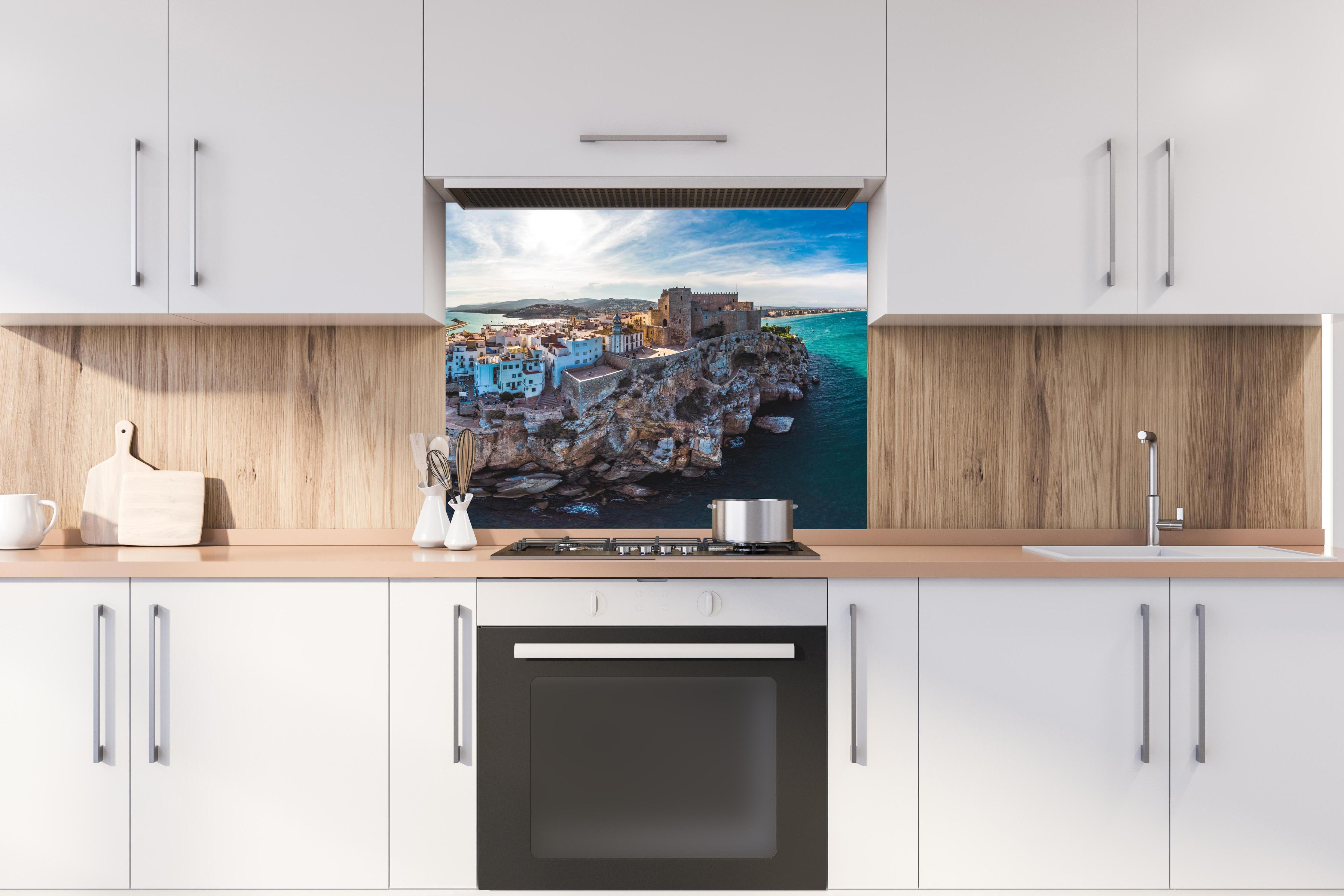 Spritzschutz - Drohnensicht auf Peniscola hinter stilvollem Gasherd unter Dunstabzugshaube