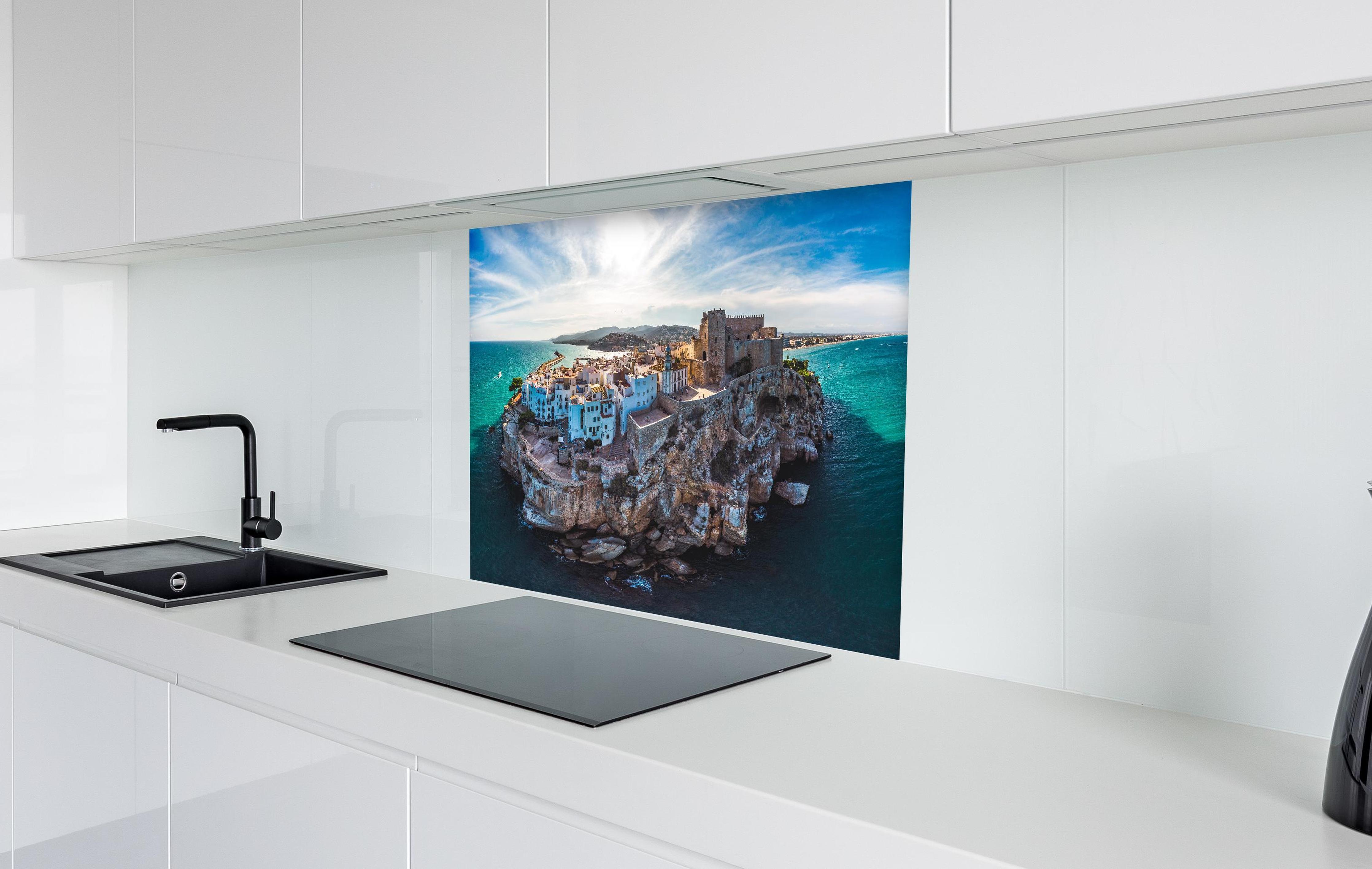 Spritzschutz - Drohnensicht auf Peniscola in weißer Hochglanz-Küche hinter einem Cerankochfeld