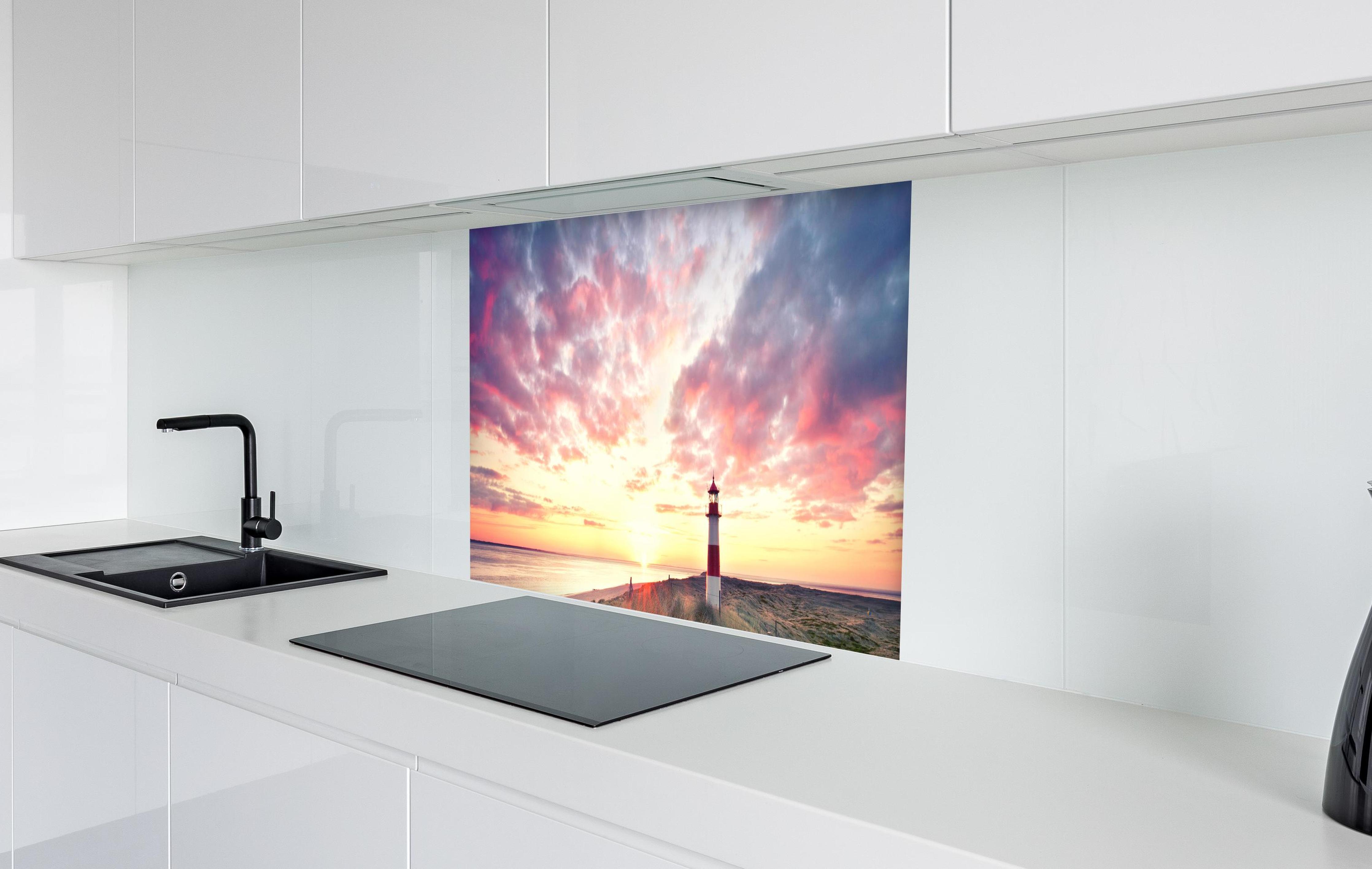 Spritzschutz - Dünen am Leuchtturm - Sylt in weißer Hochglanz-Küche hinter einem Cerankochfeld