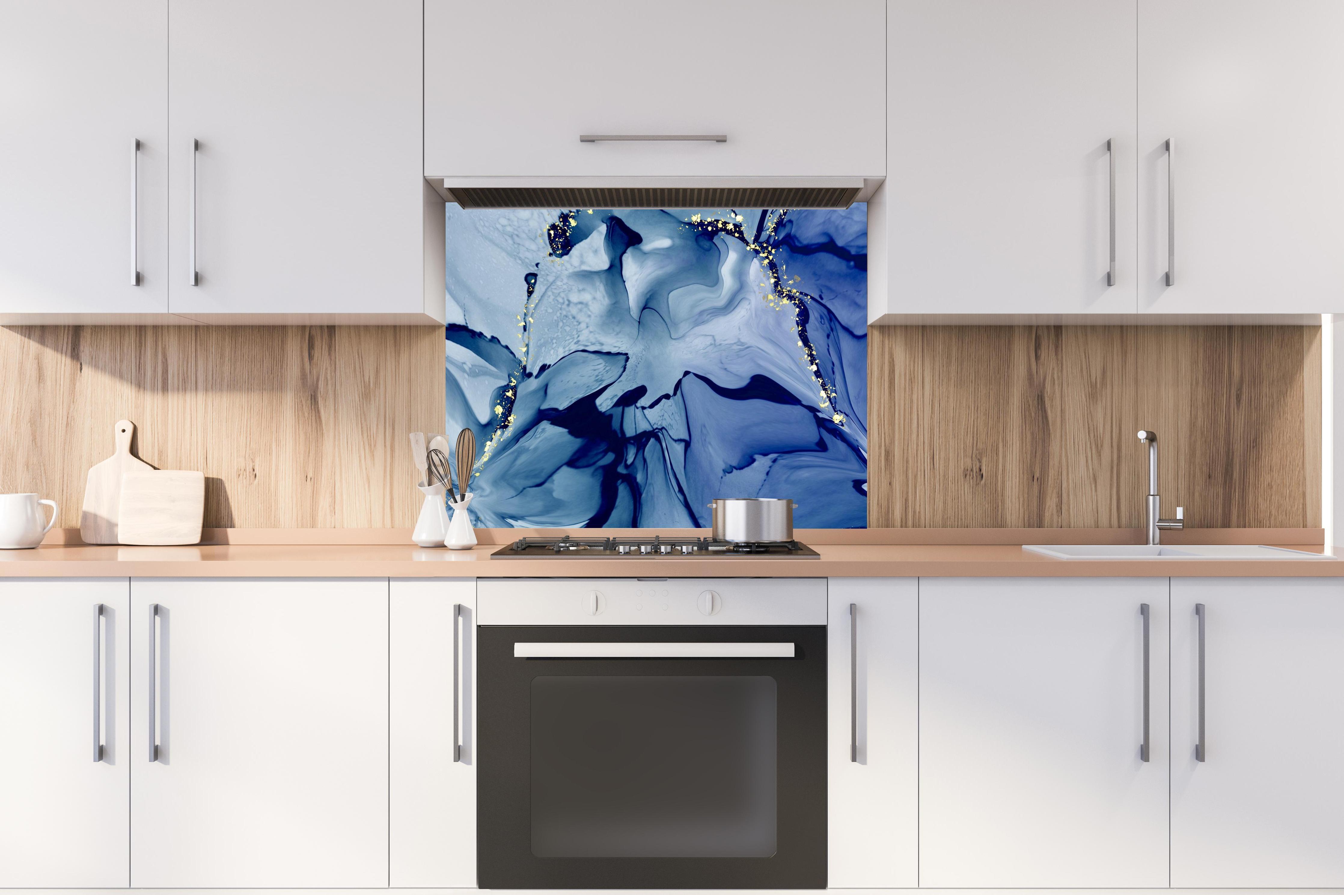 Spritzschutz - Dunkelblaue Tinte mit Goldelementen hinter stilvollem Gasherd unter Dunstabzugshaube