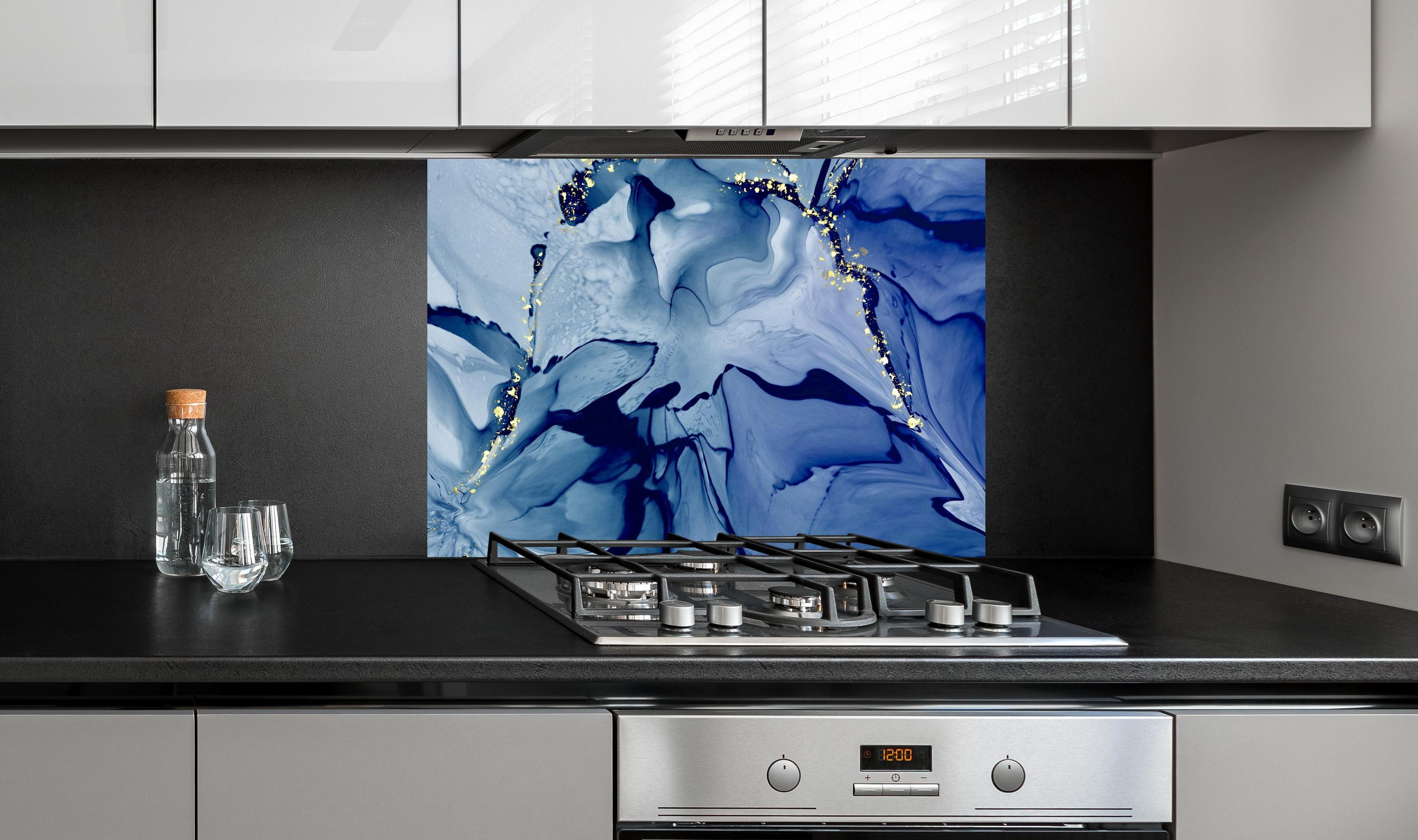 Spritzschutz - Dunkelblaue Tinte mit Goldelementen an edler Anthrazit-Wand hinter silbernem Gasherd
