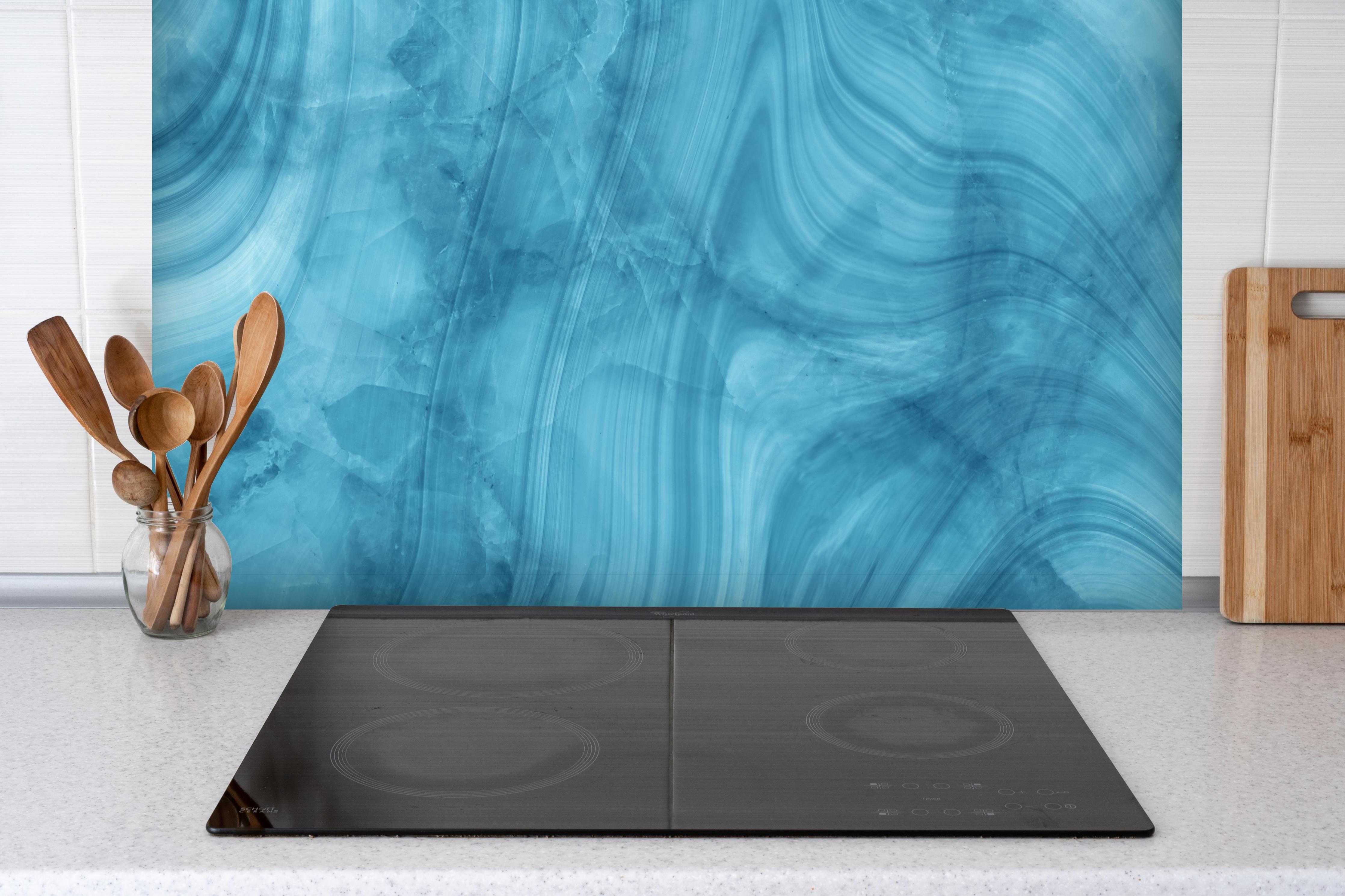 Spritzschutz - Dunkelblaues Marmor Muster hinter einem Cerankochfeld zwischen Holz-Kochutensilien