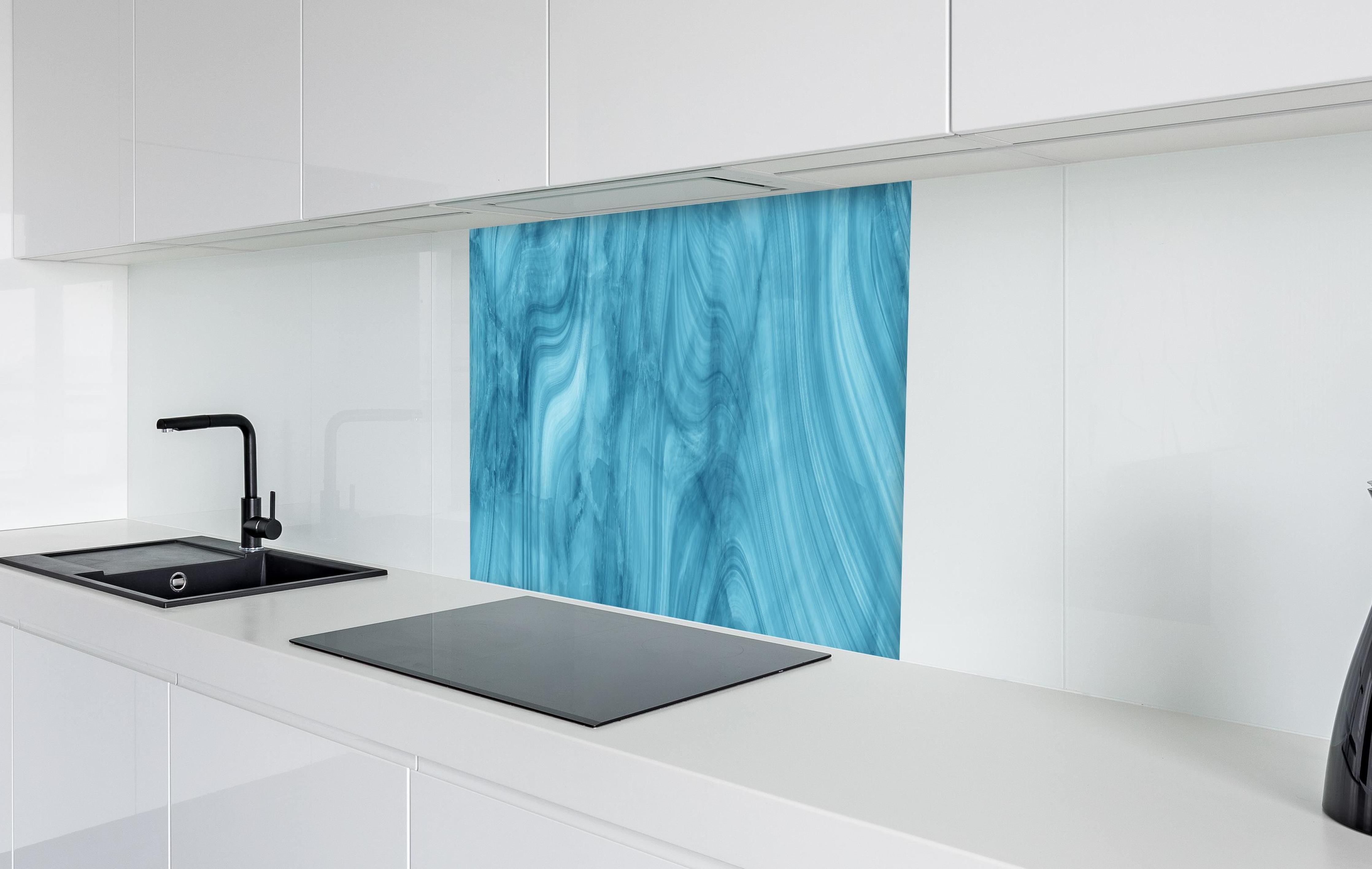 Spritzschutz - Dunkelblaues Marmor Muster in weißer Hochglanz-Küche hinter einem Cerankochfeld