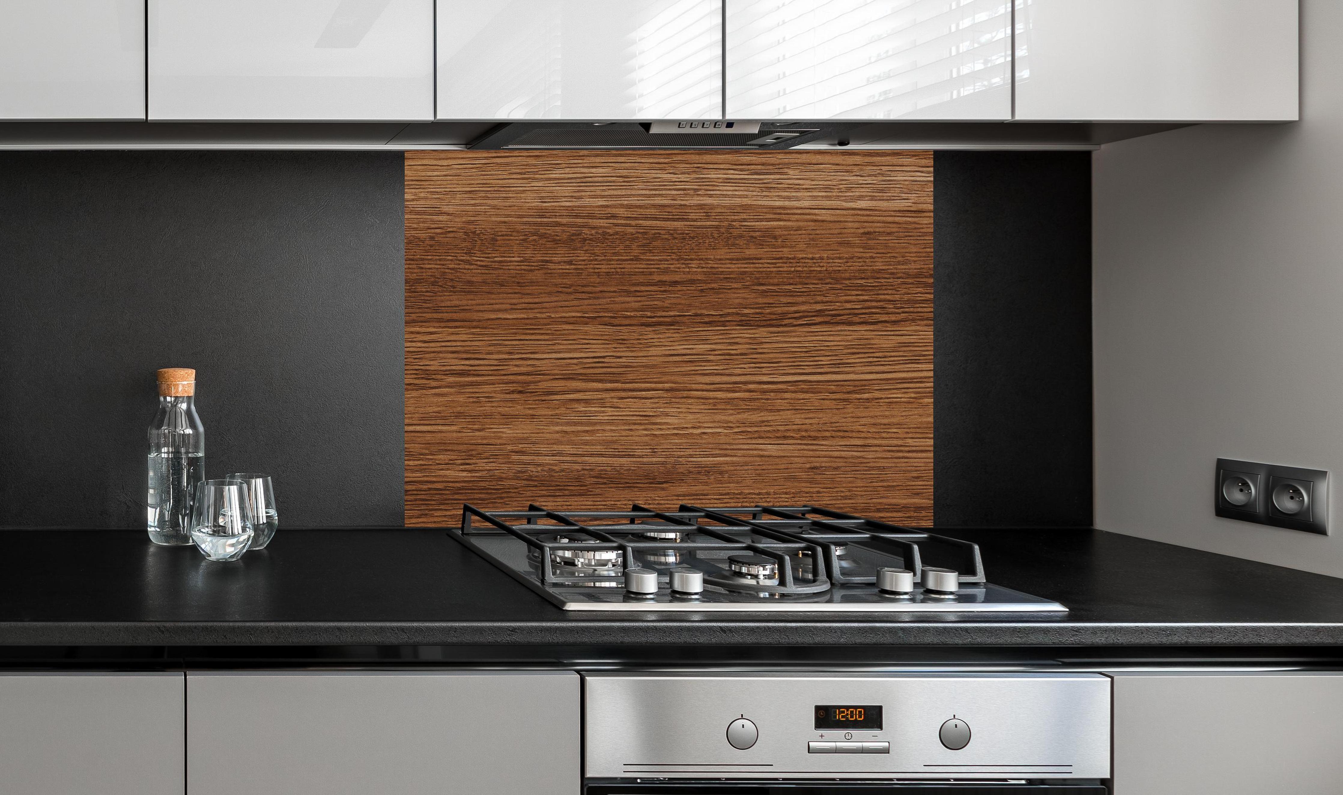 Spritzschutz - Dunkle Holzwand mit Streifenmuster an edler Anthrazit-Wand hinter silbernem Gasherd