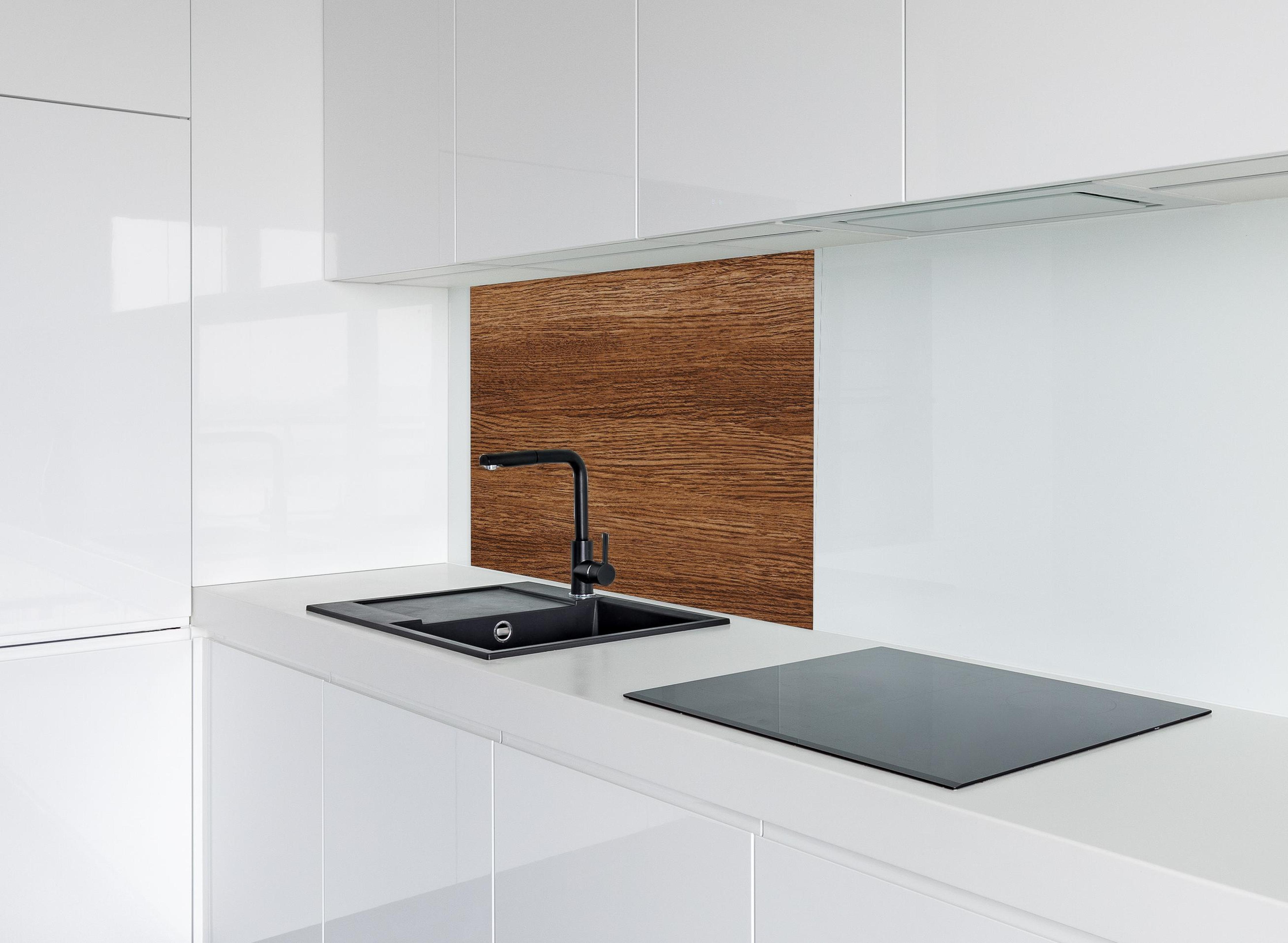 Spritzschutz - Dunkle Holzwand mit Streifenmuster hinter modernem schwarz-matten Spülbecken in weißer Hochglanz-Küche