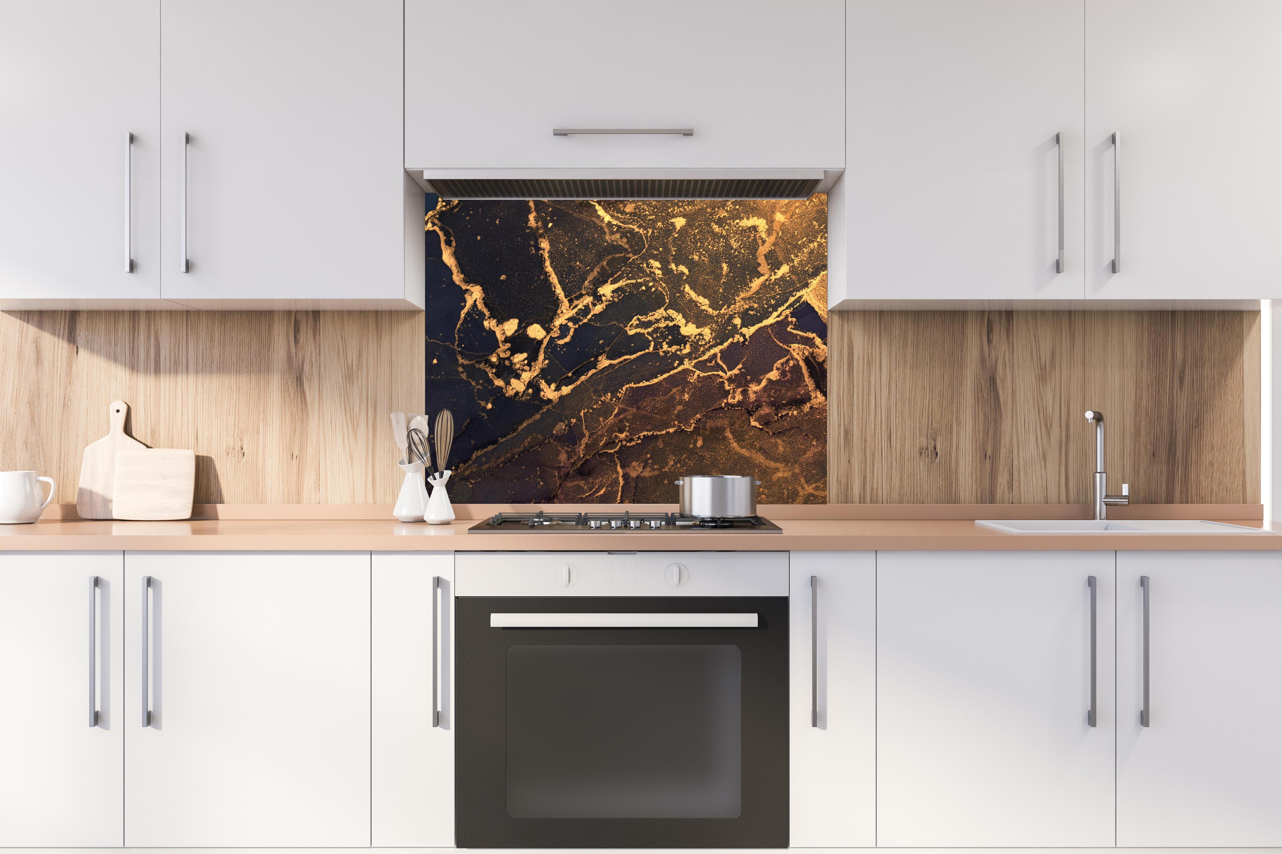 Spritzschutz - Dunkle Tinte mit Goldelementen hinter stilvollem Gasherd unter Dunstabzugshaube