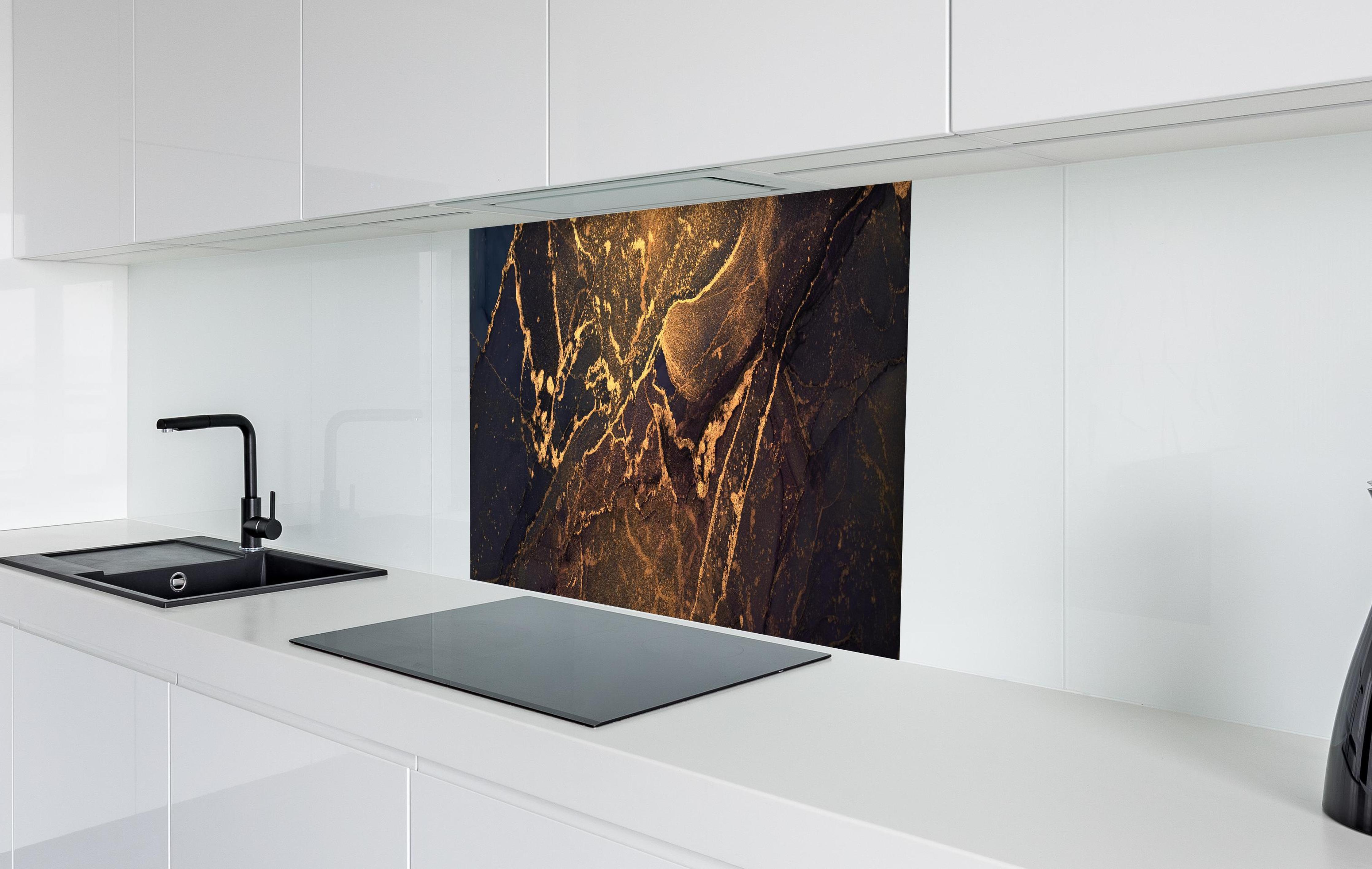 Spritzschutz - Dunkle Tinte mit Goldelementen in weißer Hochglanz-Küche hinter einem Cerankochfeld
