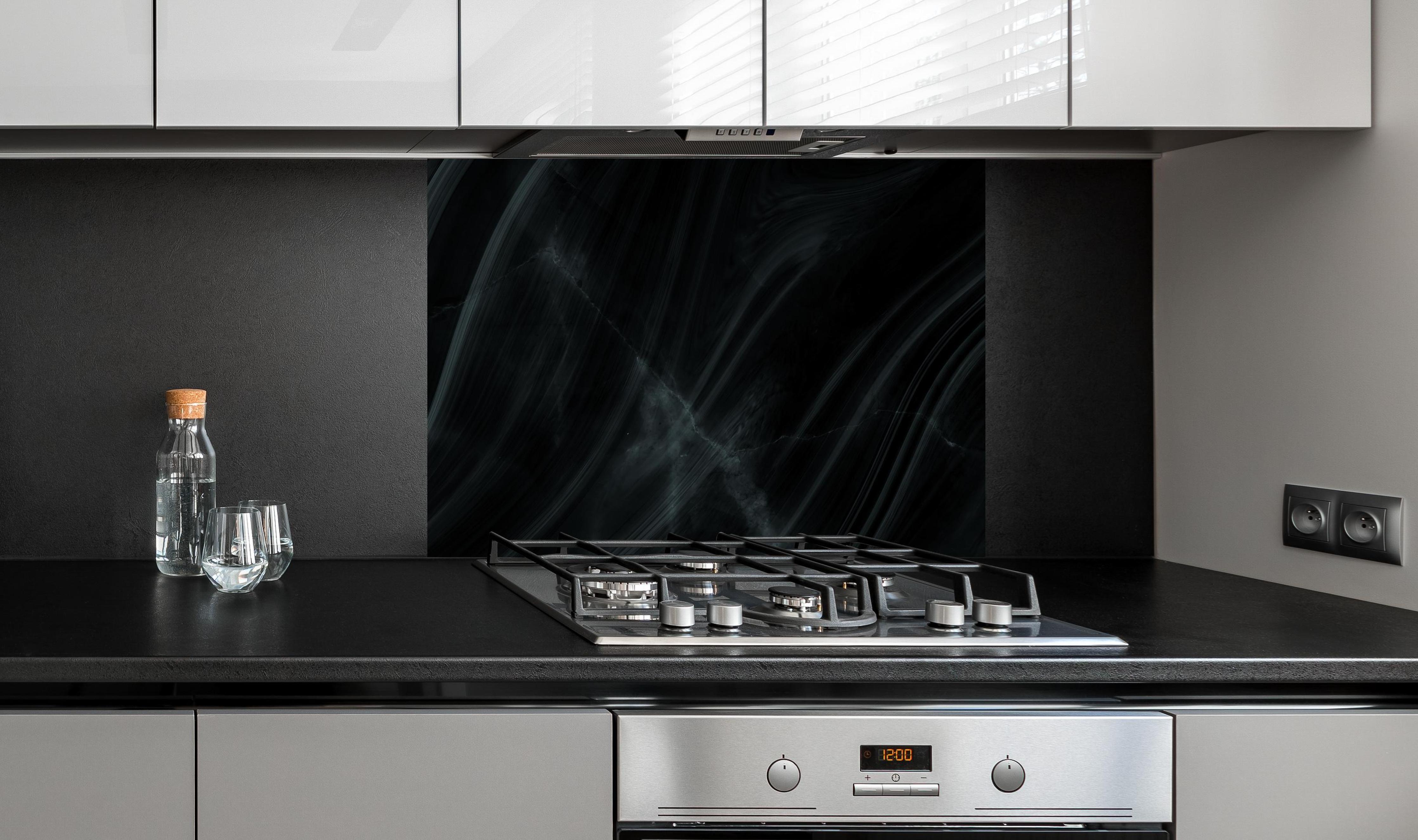 Spritzschutz - Dunkler klassischer Marmor an edler Anthrazit-Wand hinter silbernem Gasherd