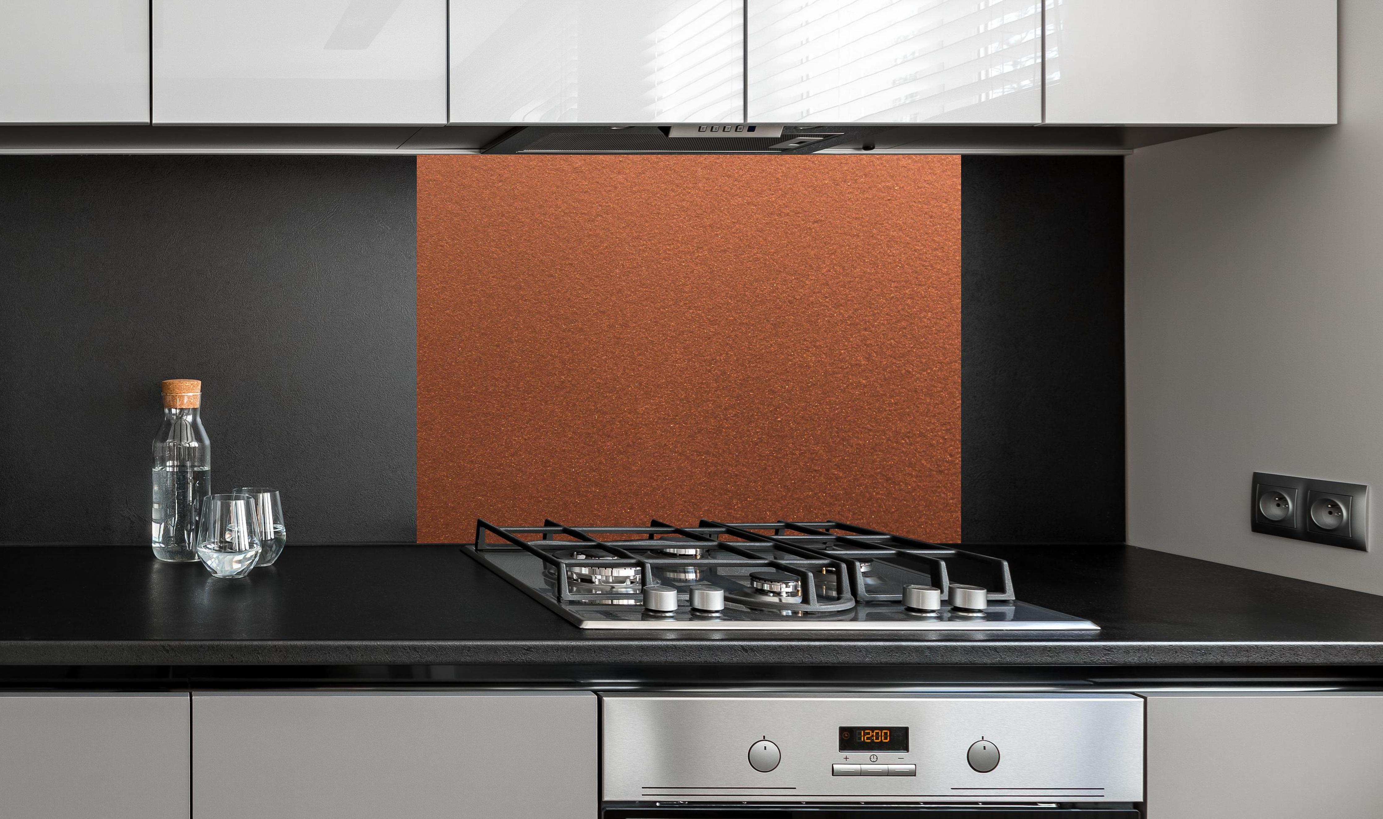 Spritzschutz - Dunkles blasses Bronze an edler Anthrazit-Wand hinter silbernem Gasherd