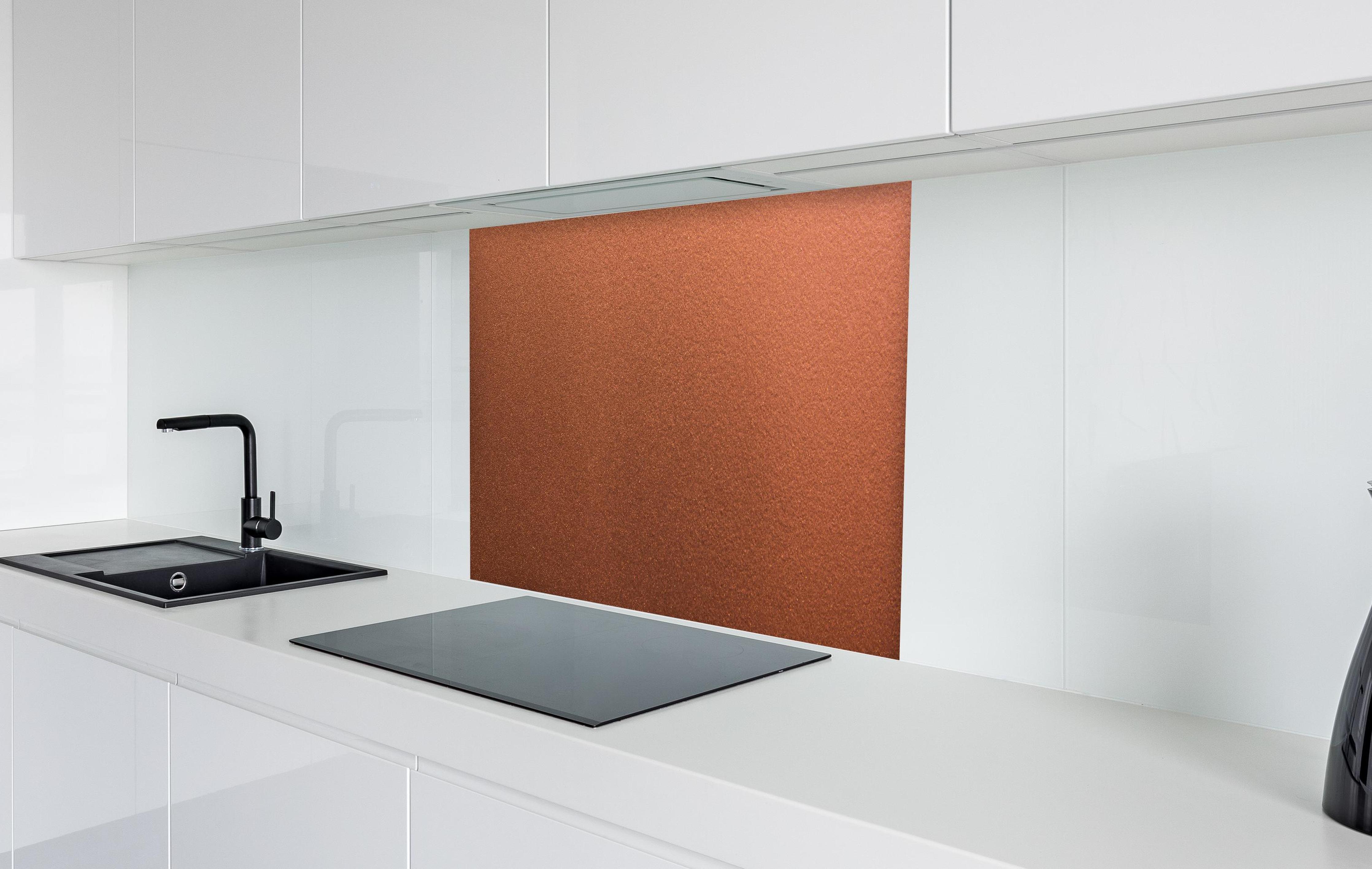 Spritzschutz - Dunkles blasses Bronze in weißer Hochglanz-Küche hinter einem Cerankochfeld